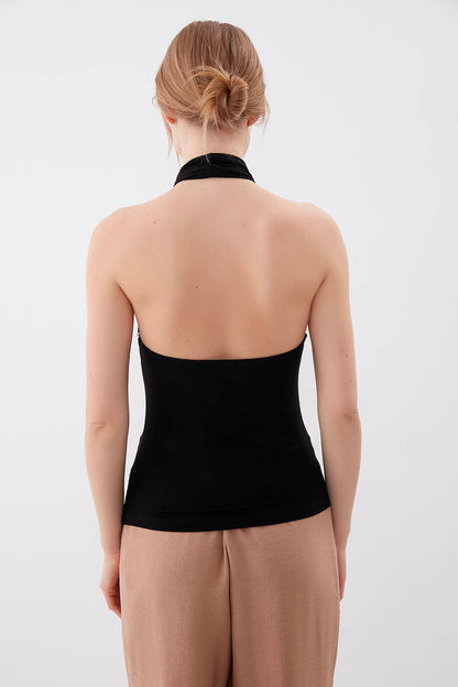 BLOUSE WITH THE NECK BUCKLE