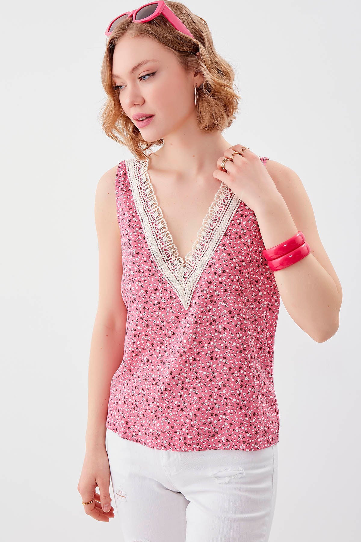 FLOWER PATTERN SLEEVELESS BLOUSE
