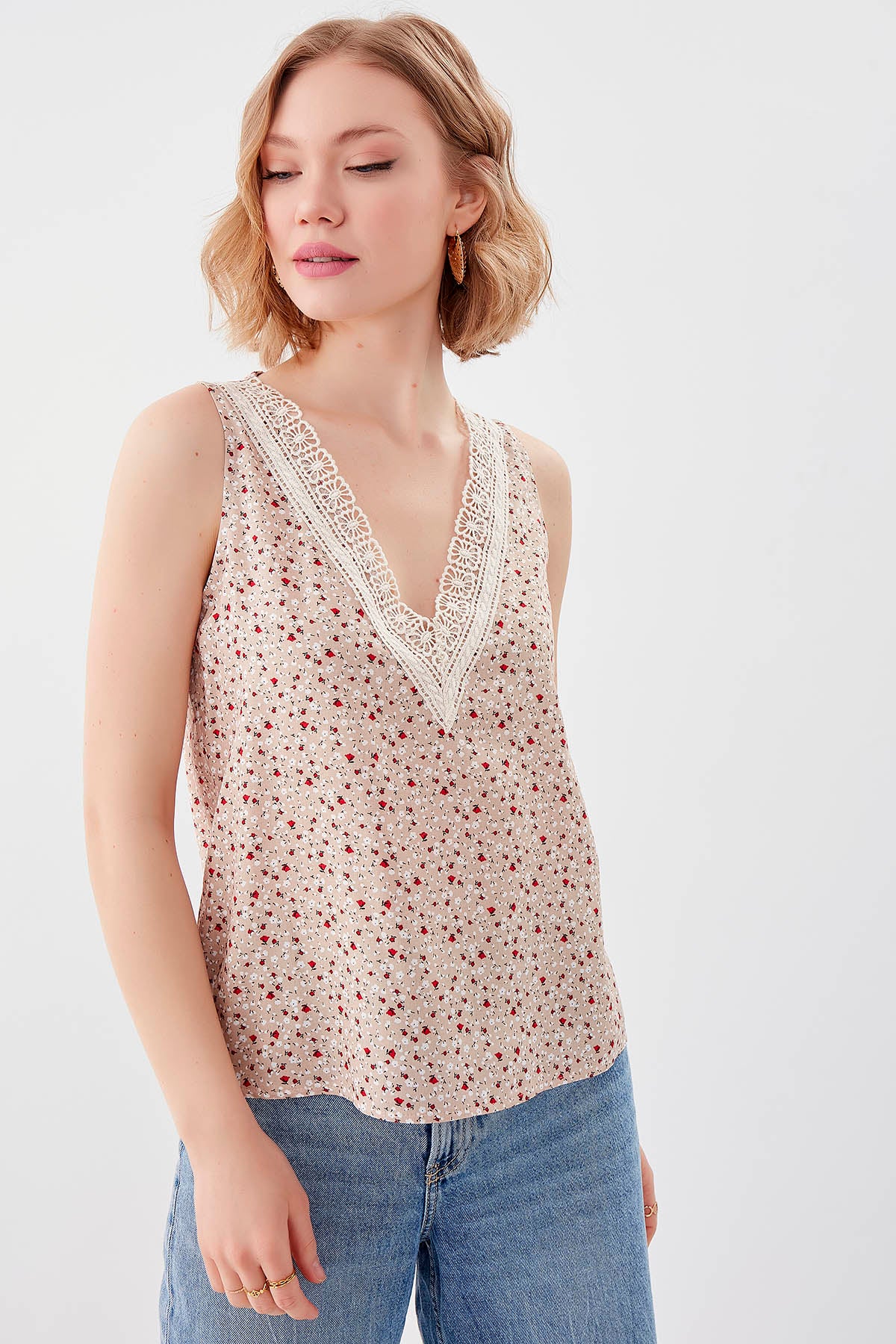FLOWER PATTERN SLEEVELESS BLOUSE