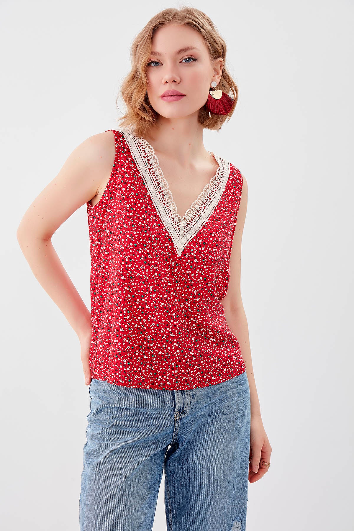FLOWER PATTERN SLEEVELESS BLOUSE
