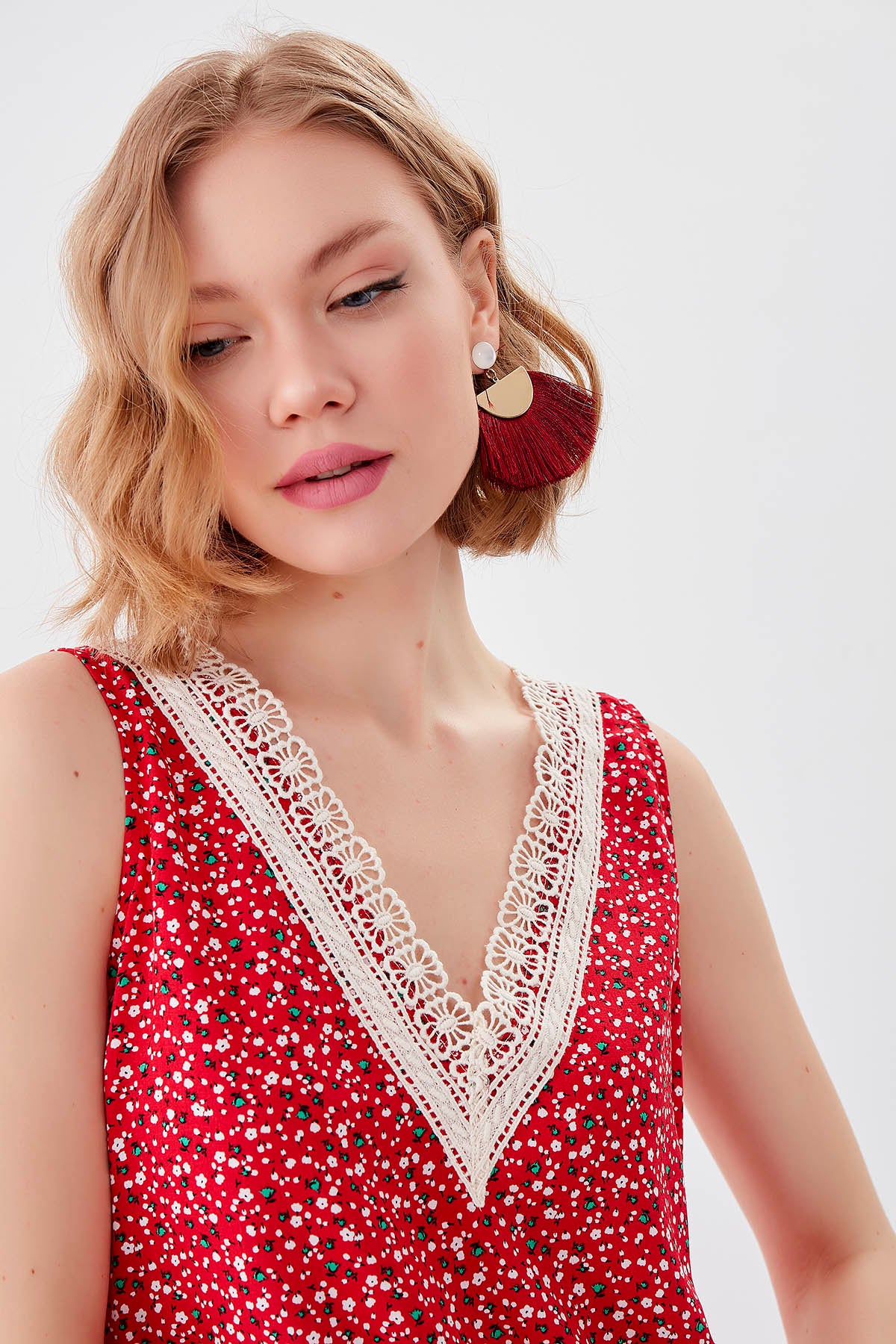 FLOWER PATTERN SLEEVELESS BLOUSE