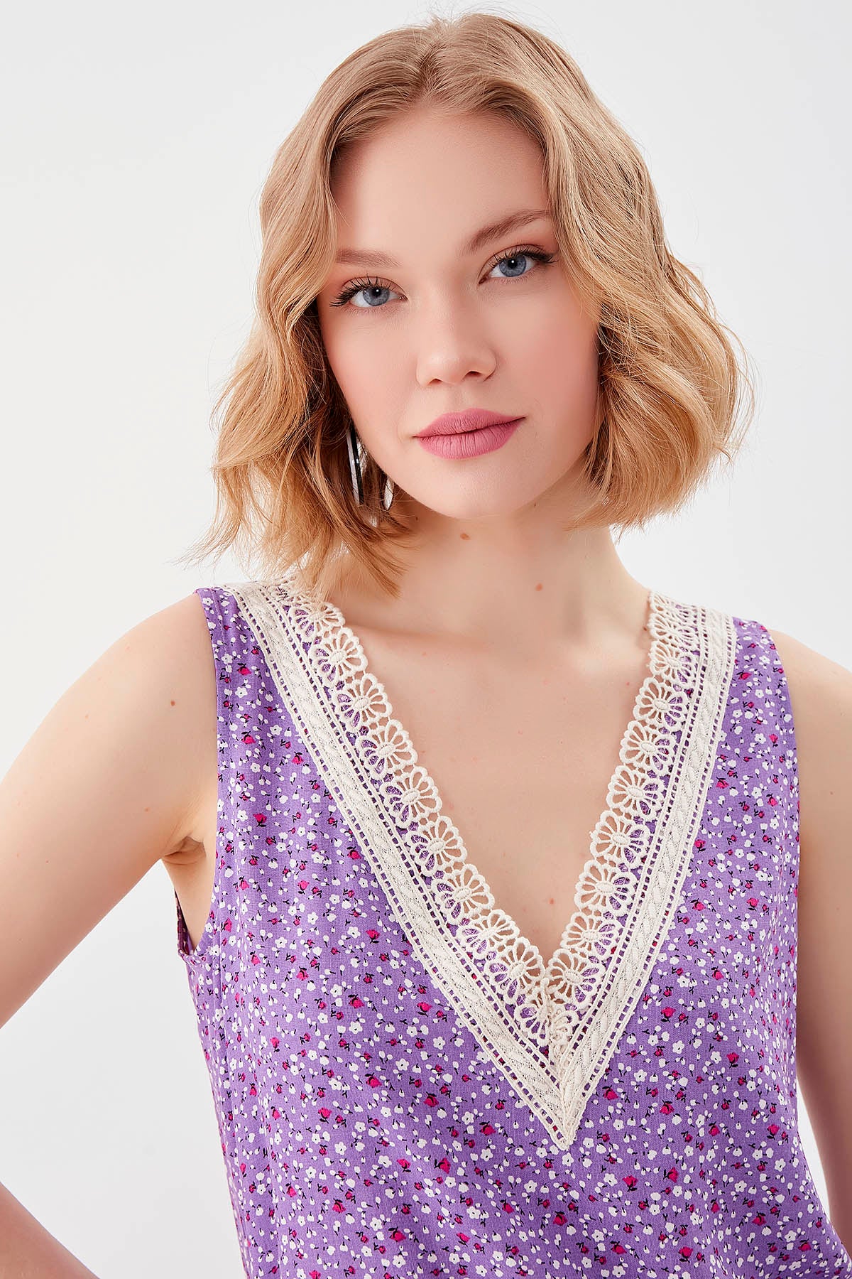 FLOWER PATTERN SLEEVELESS BLOUSE