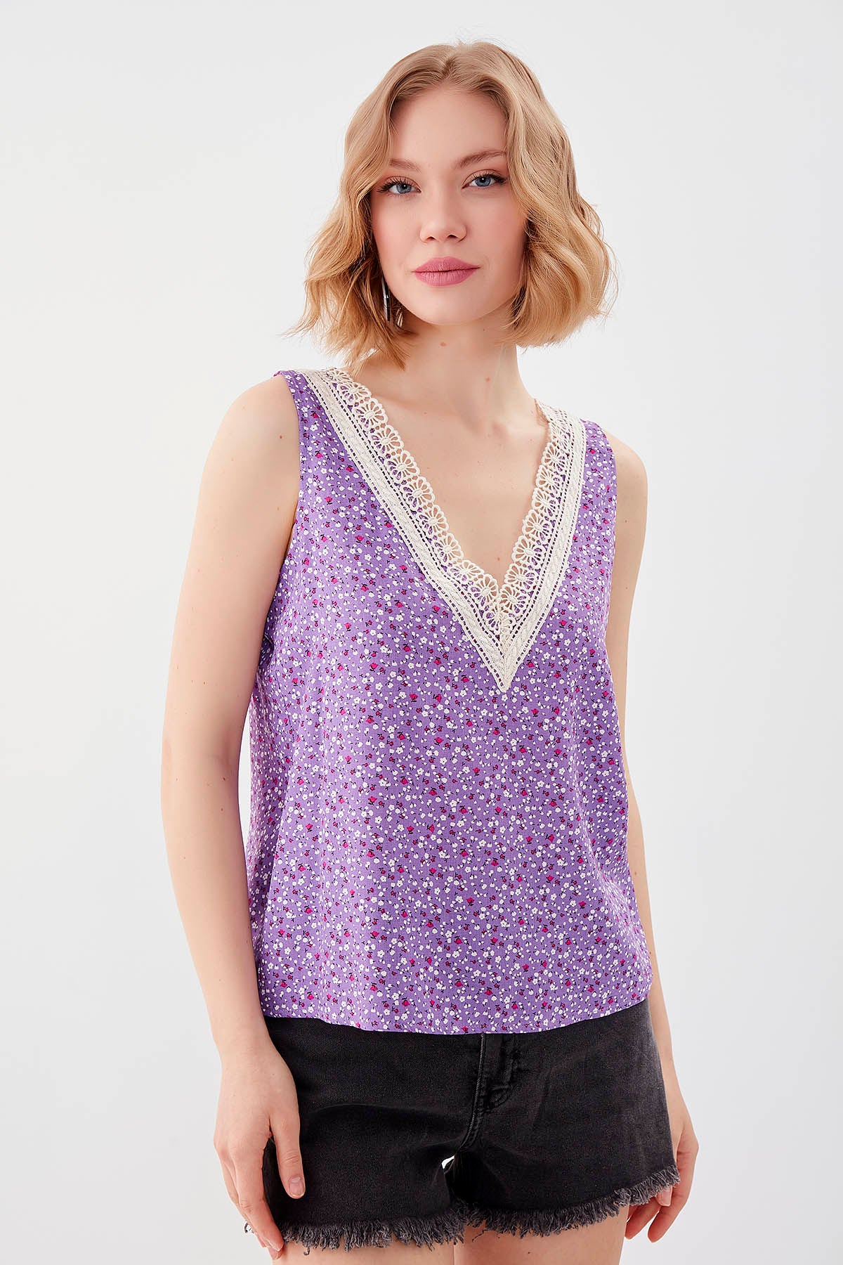 FLOWER PATTERN SLEEVELESS BLOUSE