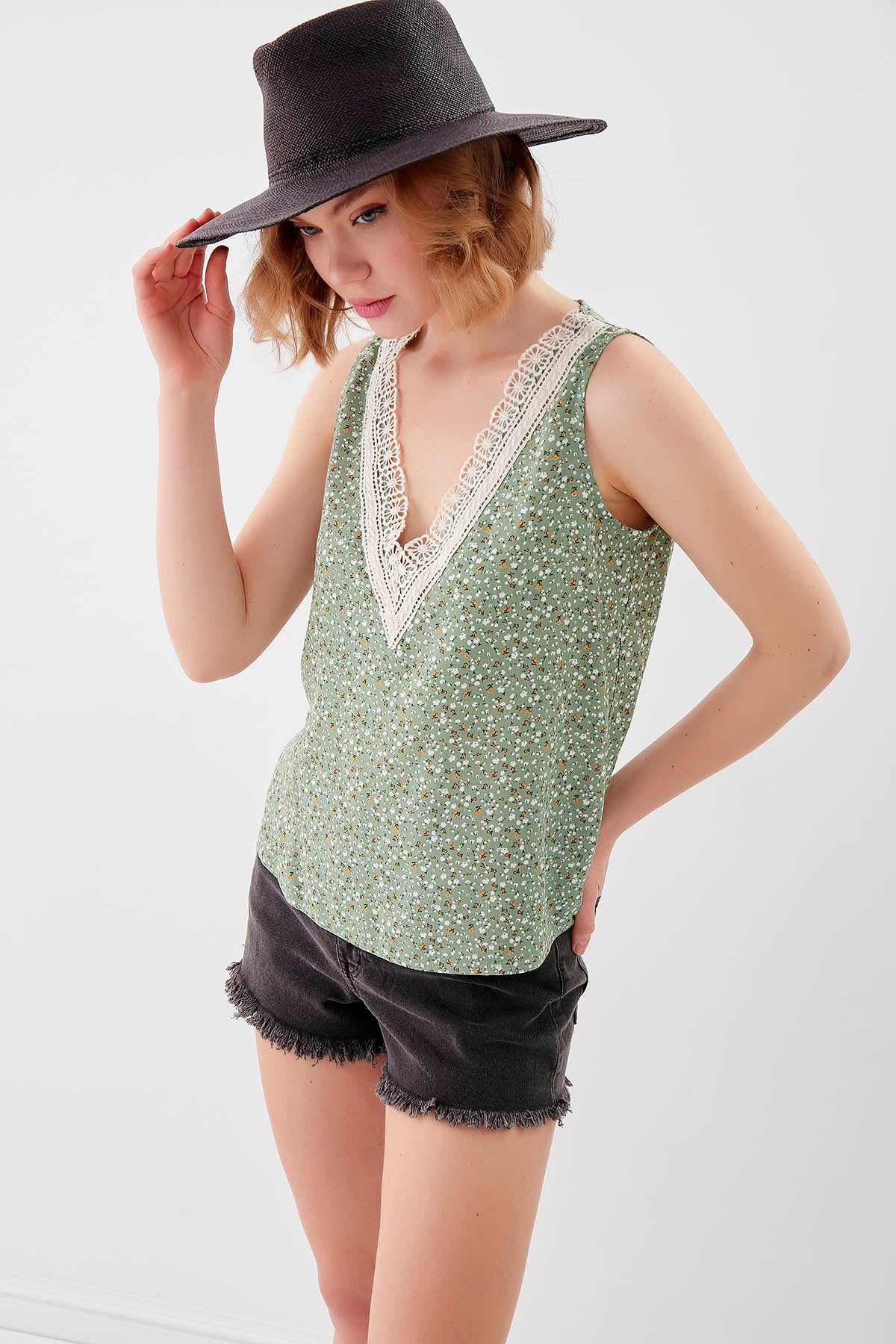 FLOWER PATTERN SLEEVELESS BLOUSE