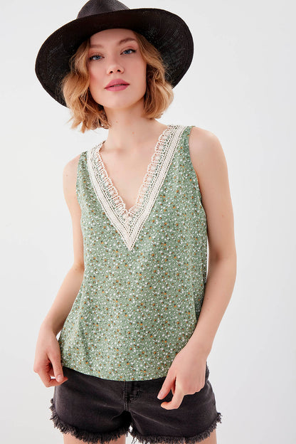 FLOWER PATTERN SLEEVELESS BLOUSE