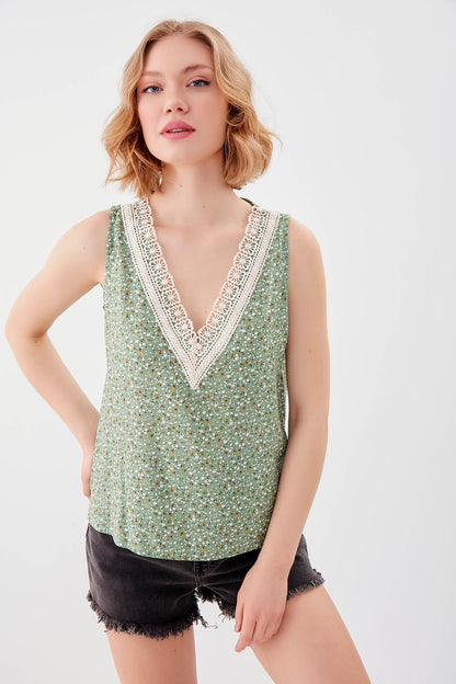 FLOWER PATTERN SLEEVELESS BLOUSE