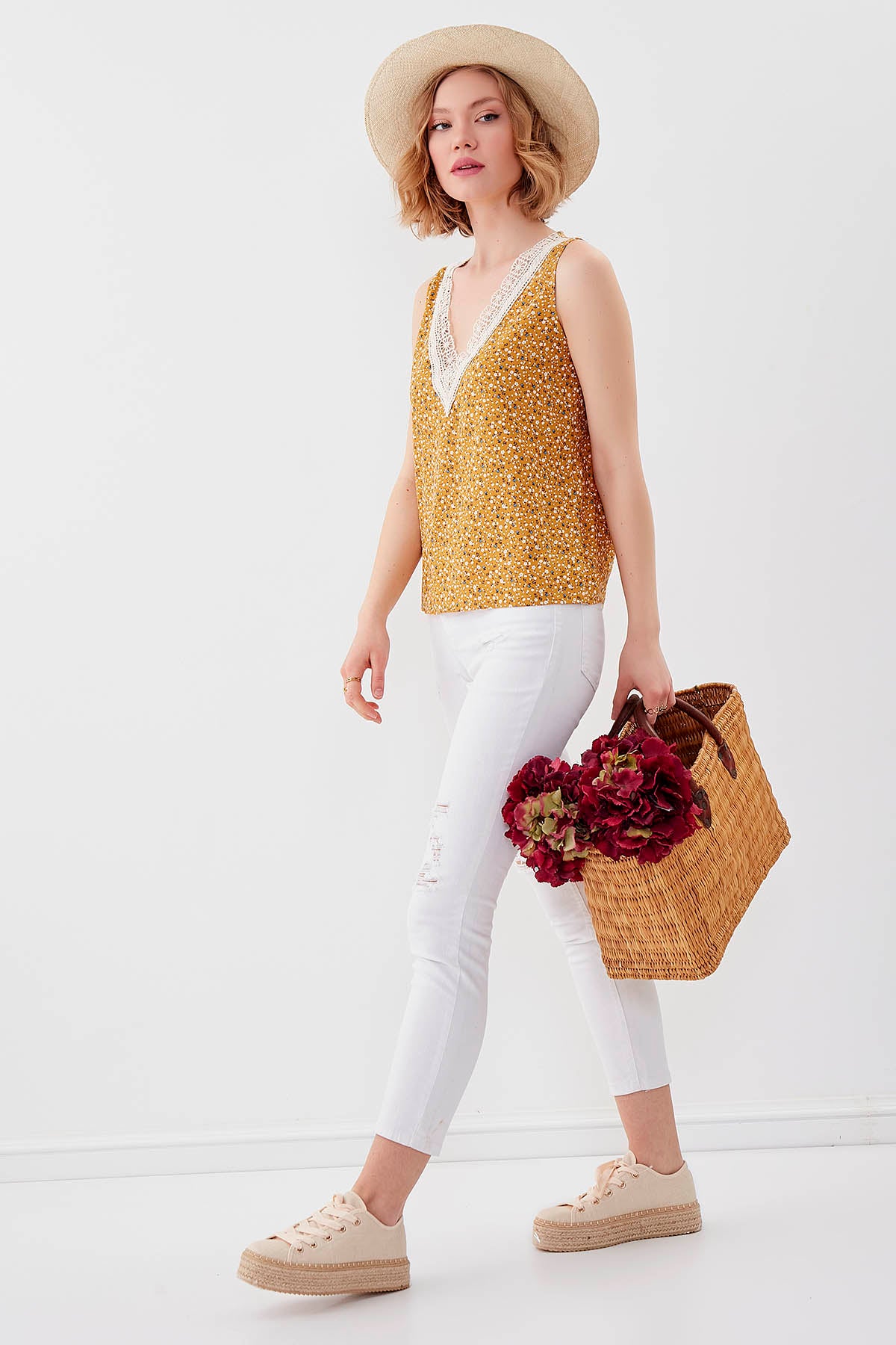 FLOWER PATTERN SLEEVELESS BLOUSE