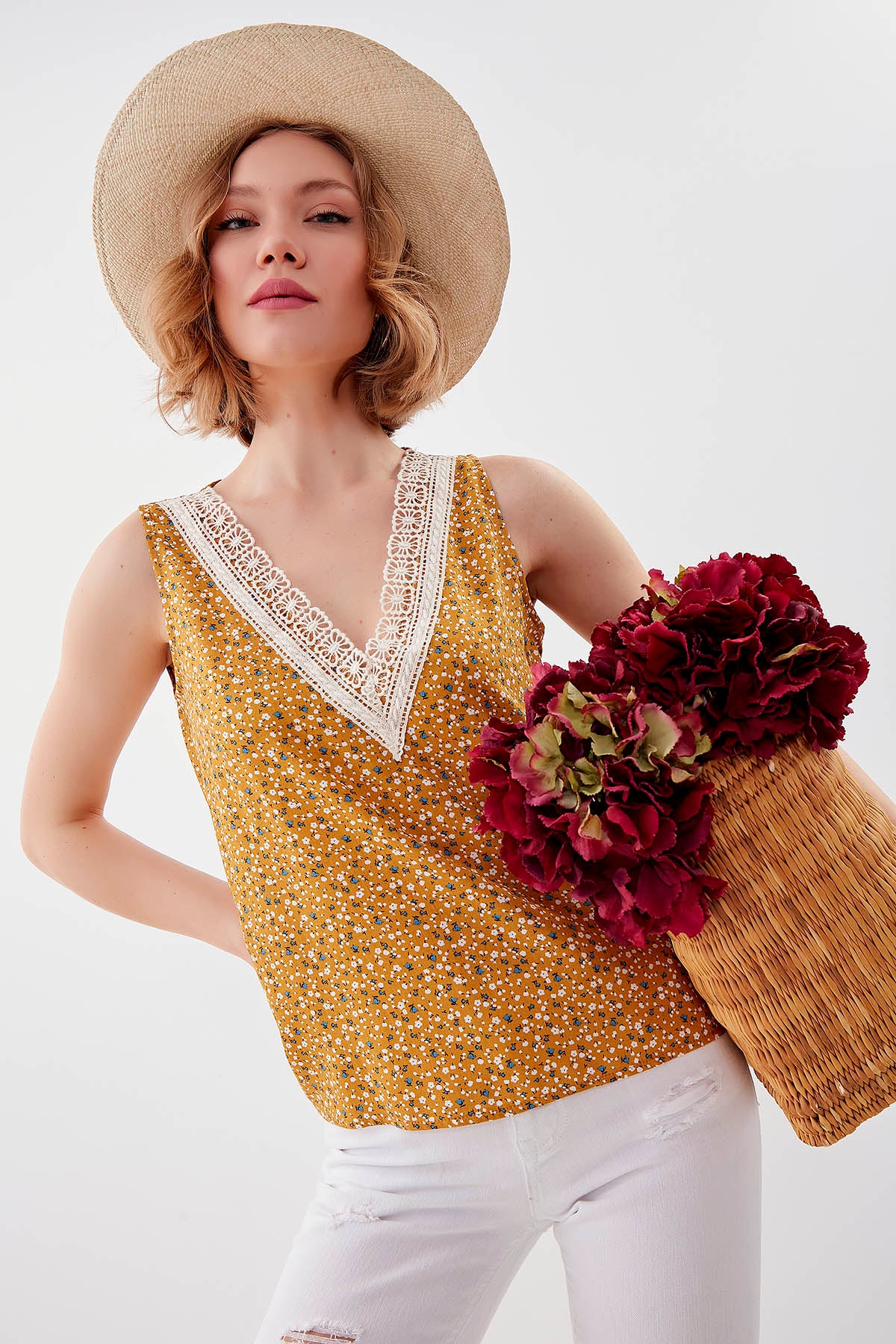 FLOWER PATTERN SLEEVELESS BLOUSE