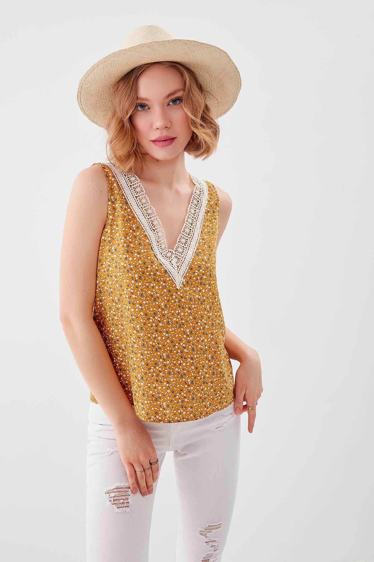FLOWER PATTERN SLEEVELESS BLOUSE