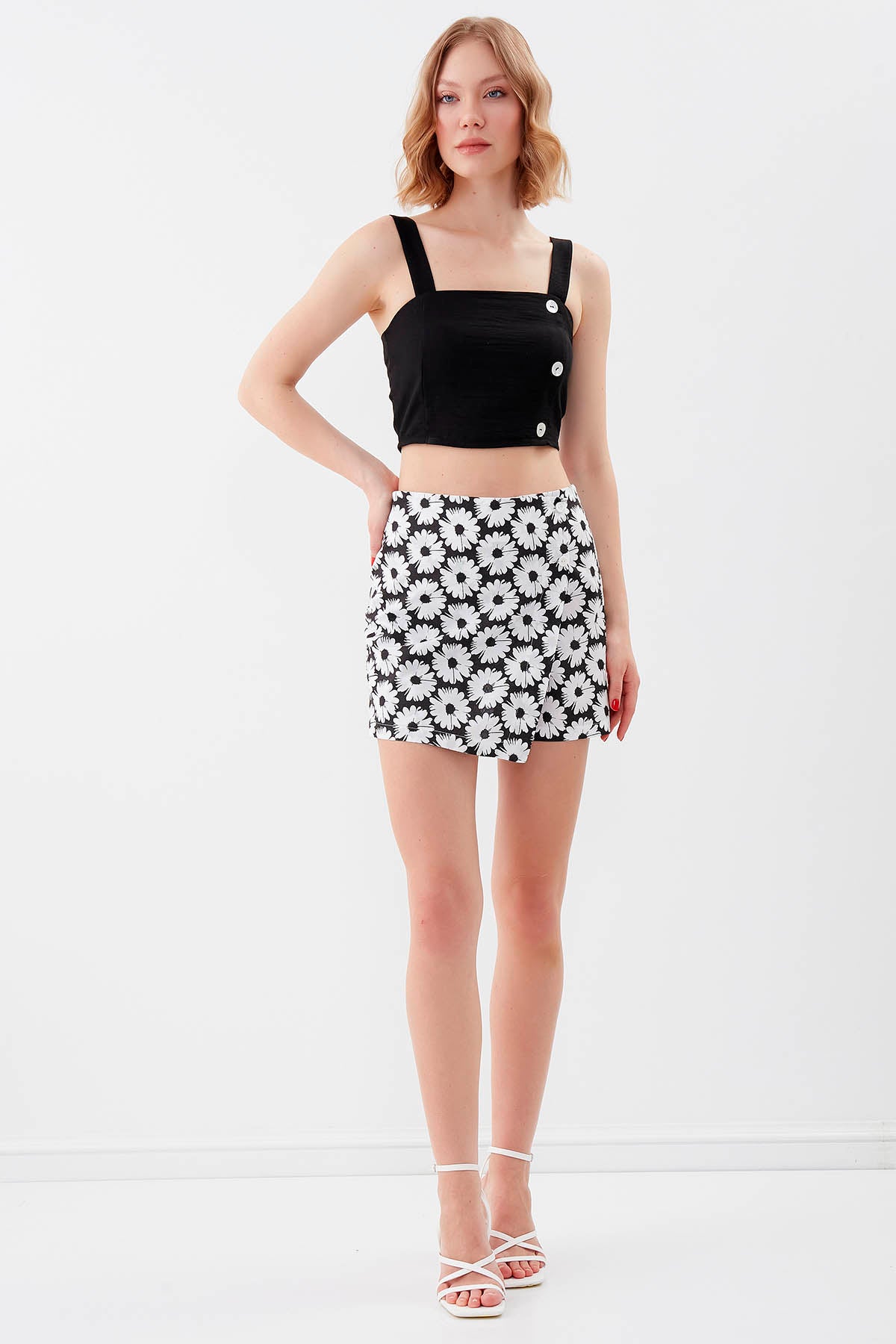 FLORAL PATTERNED SHORTS SKIRT WITH FRONT BUTTON