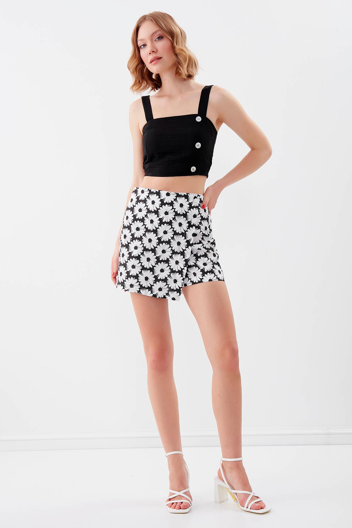 FLORAL PATTERNED SHORTS SKIRT WITH FRONT BUTTON
