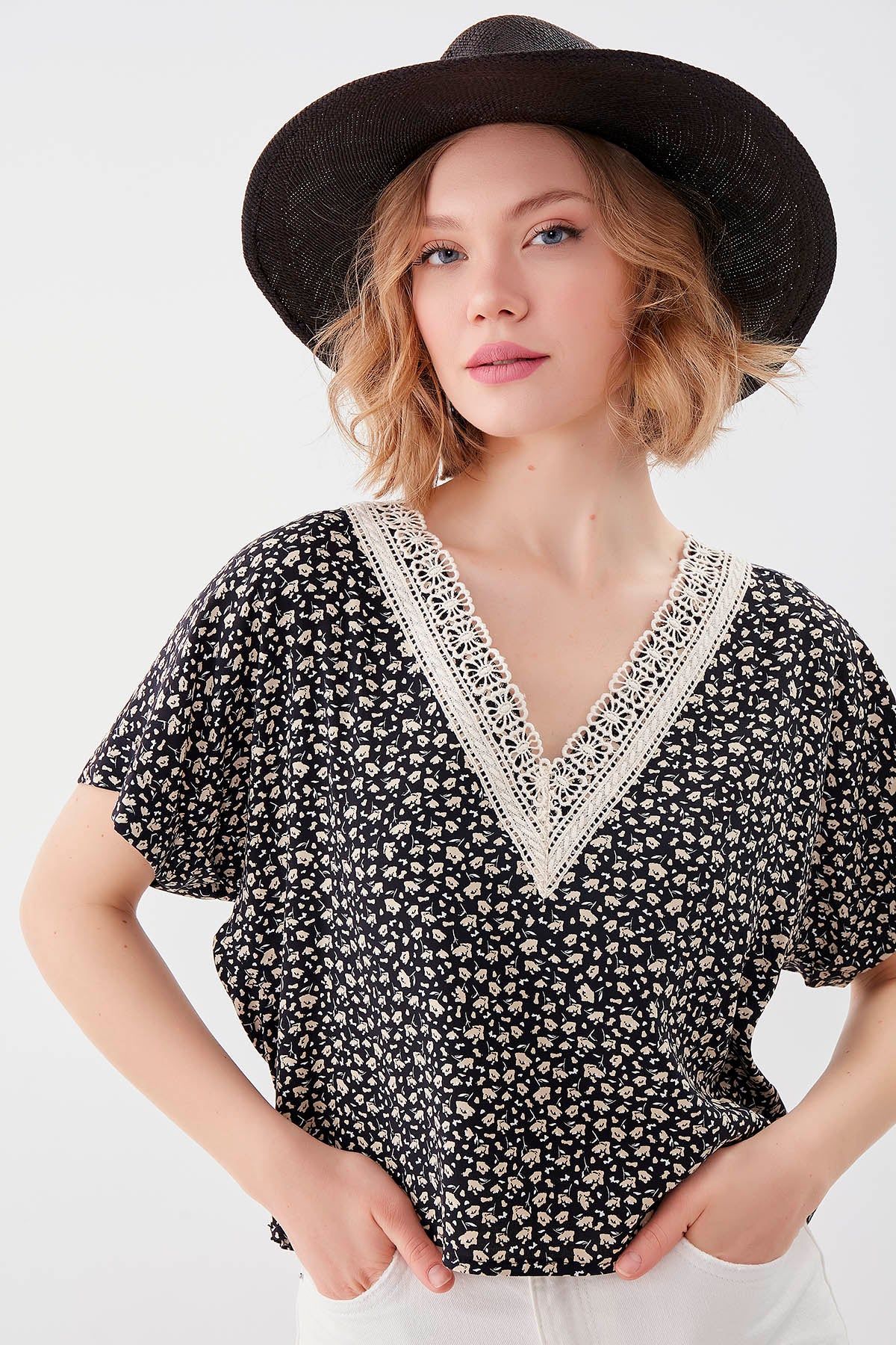 FLORAL PATTERN V COLLAR SHORT SLEEVE BLOUSE
