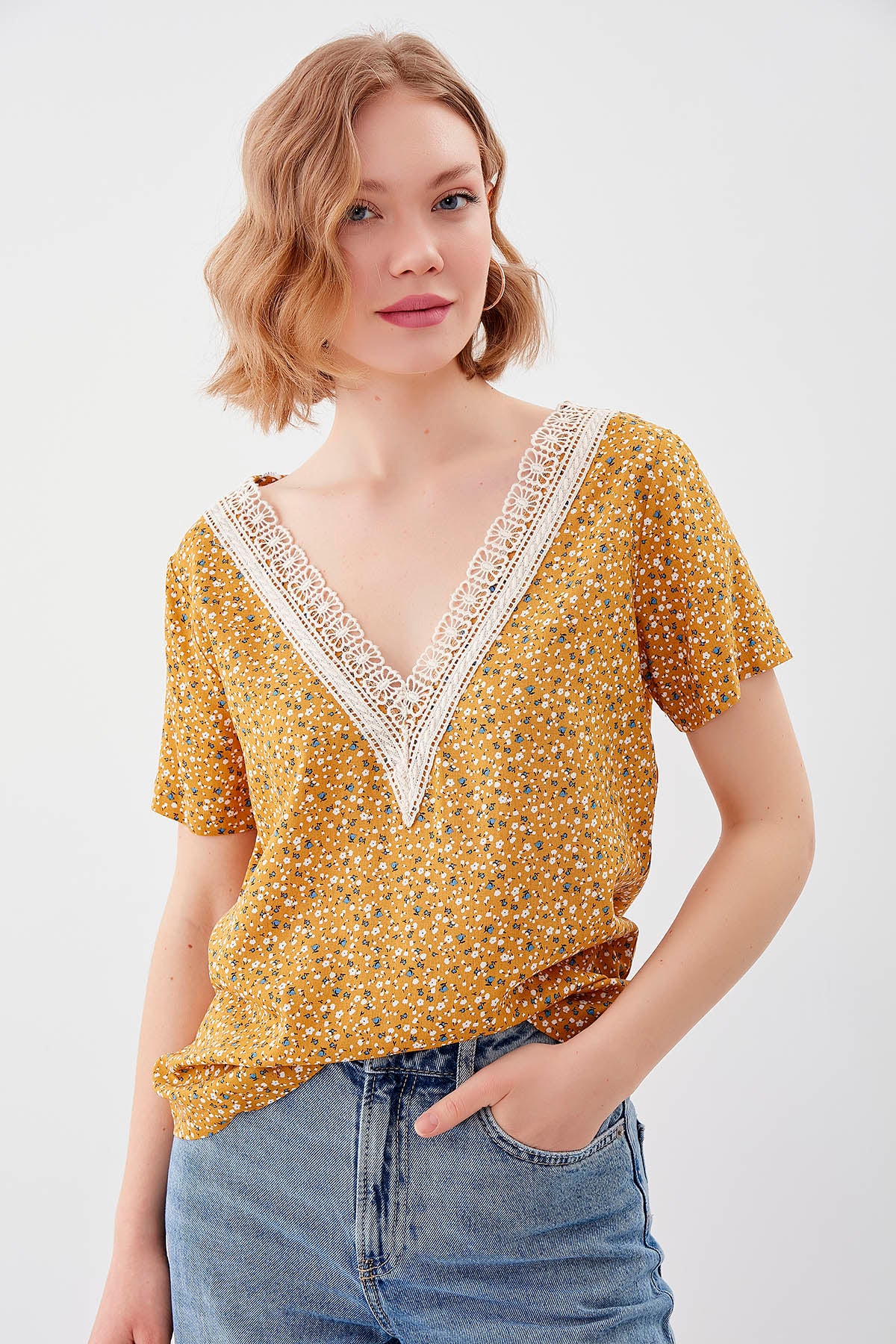 FLORAL V COLLAR BLOUSE