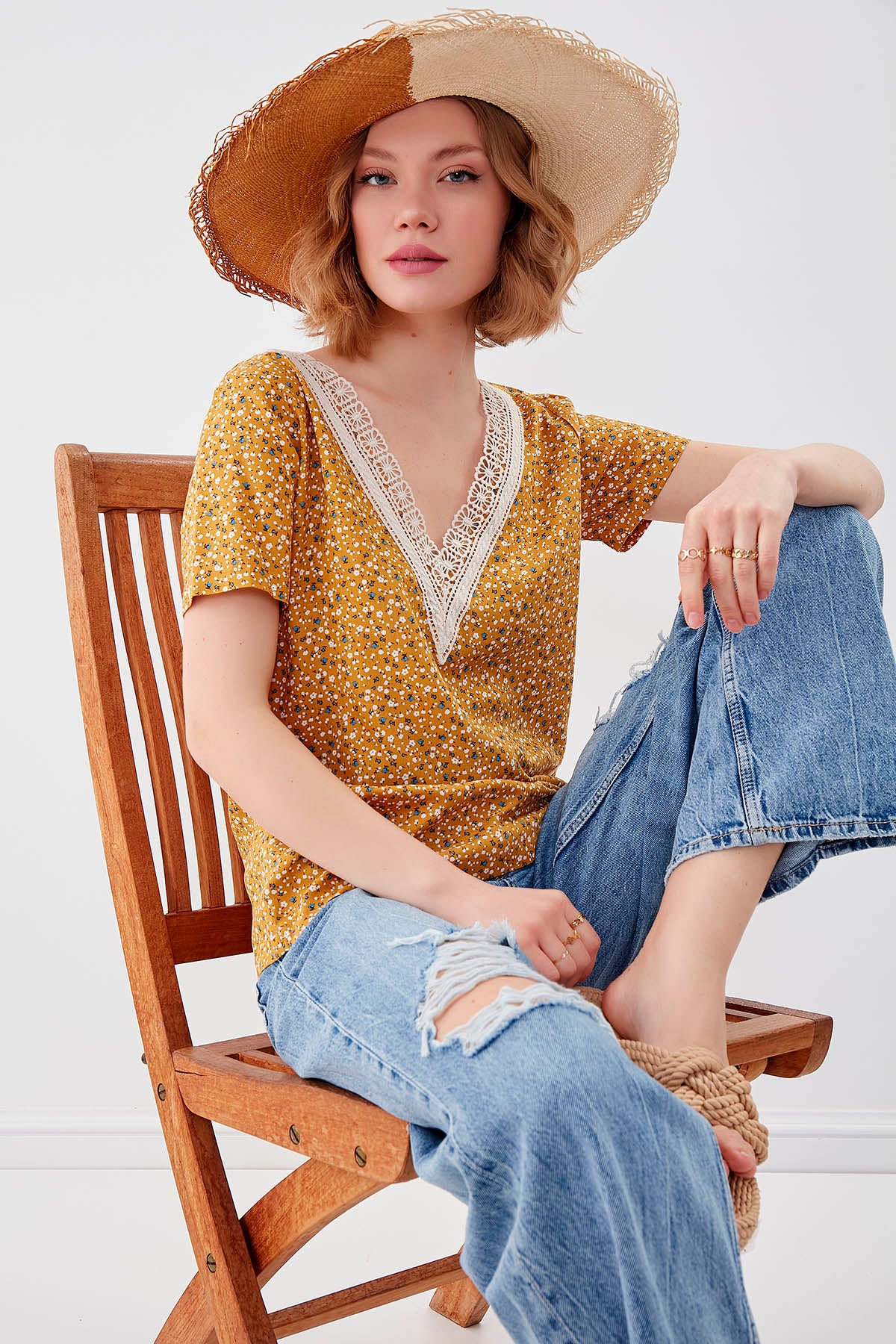 FLORAL V COLLAR BLOUSE