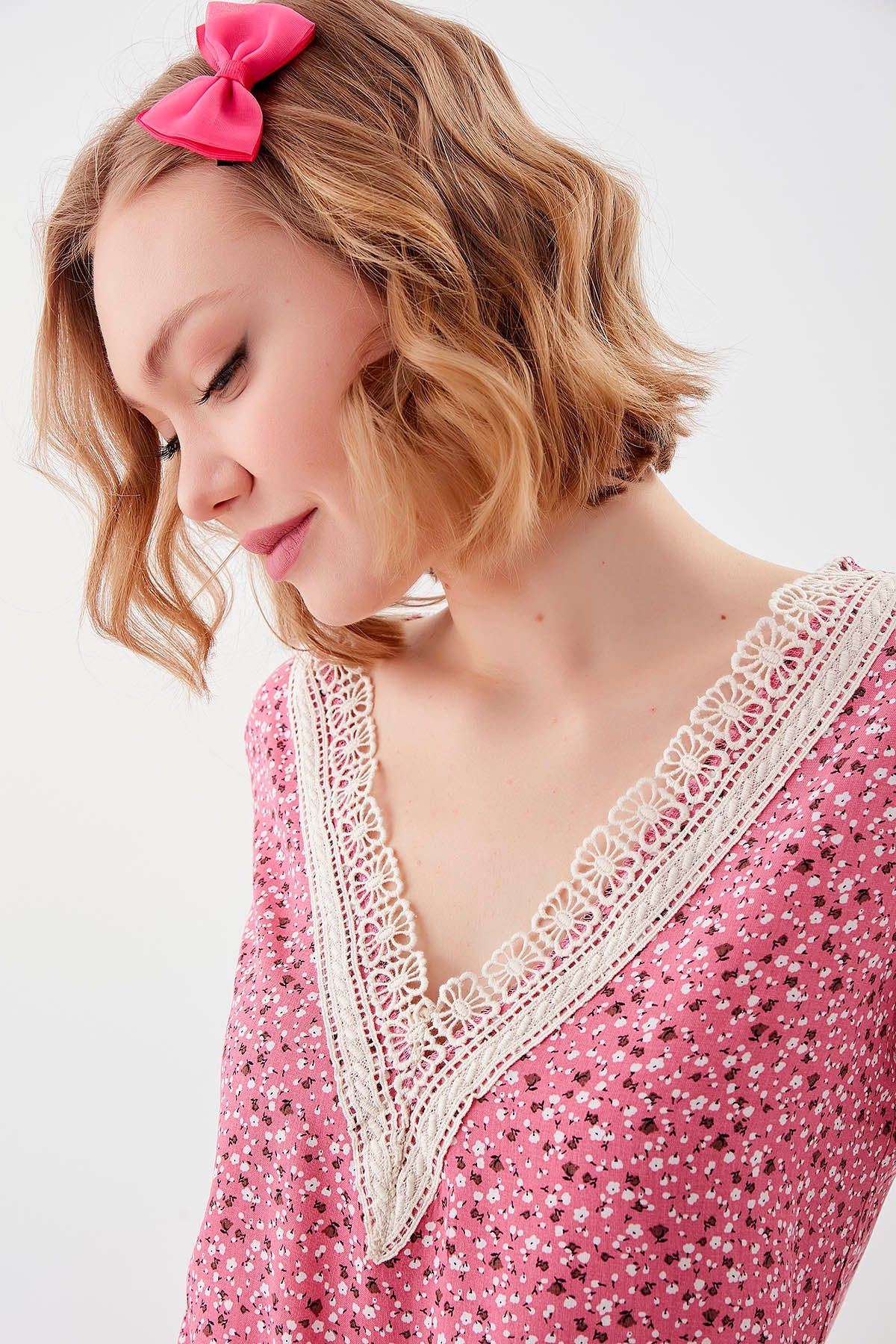 FLORAL V COLLAR BLOUSE