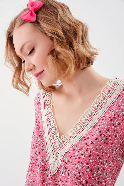 FLORAL V COLLAR BLOUSE