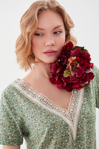 FLORAL V COLLAR BLOUSE