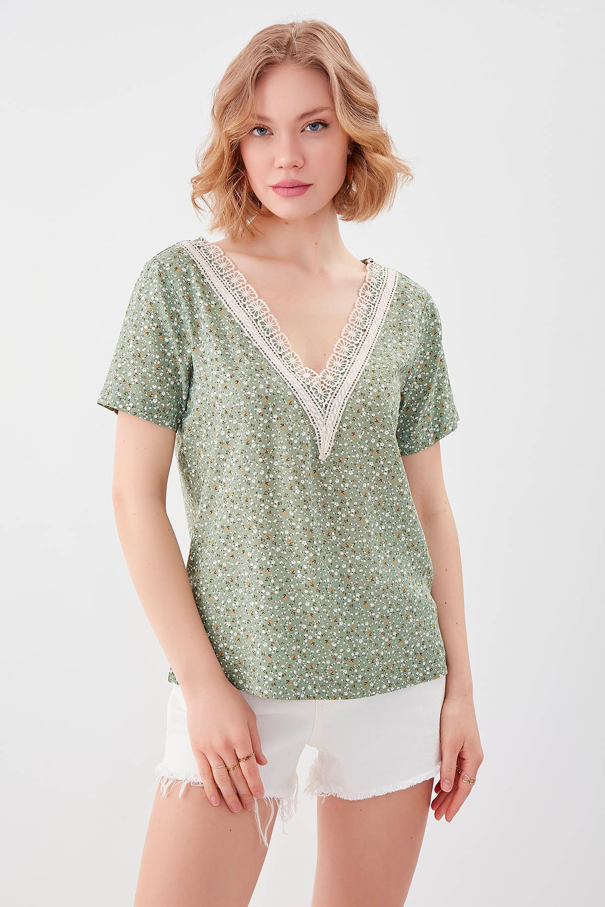 FLORAL V COLLAR BLOUSE
