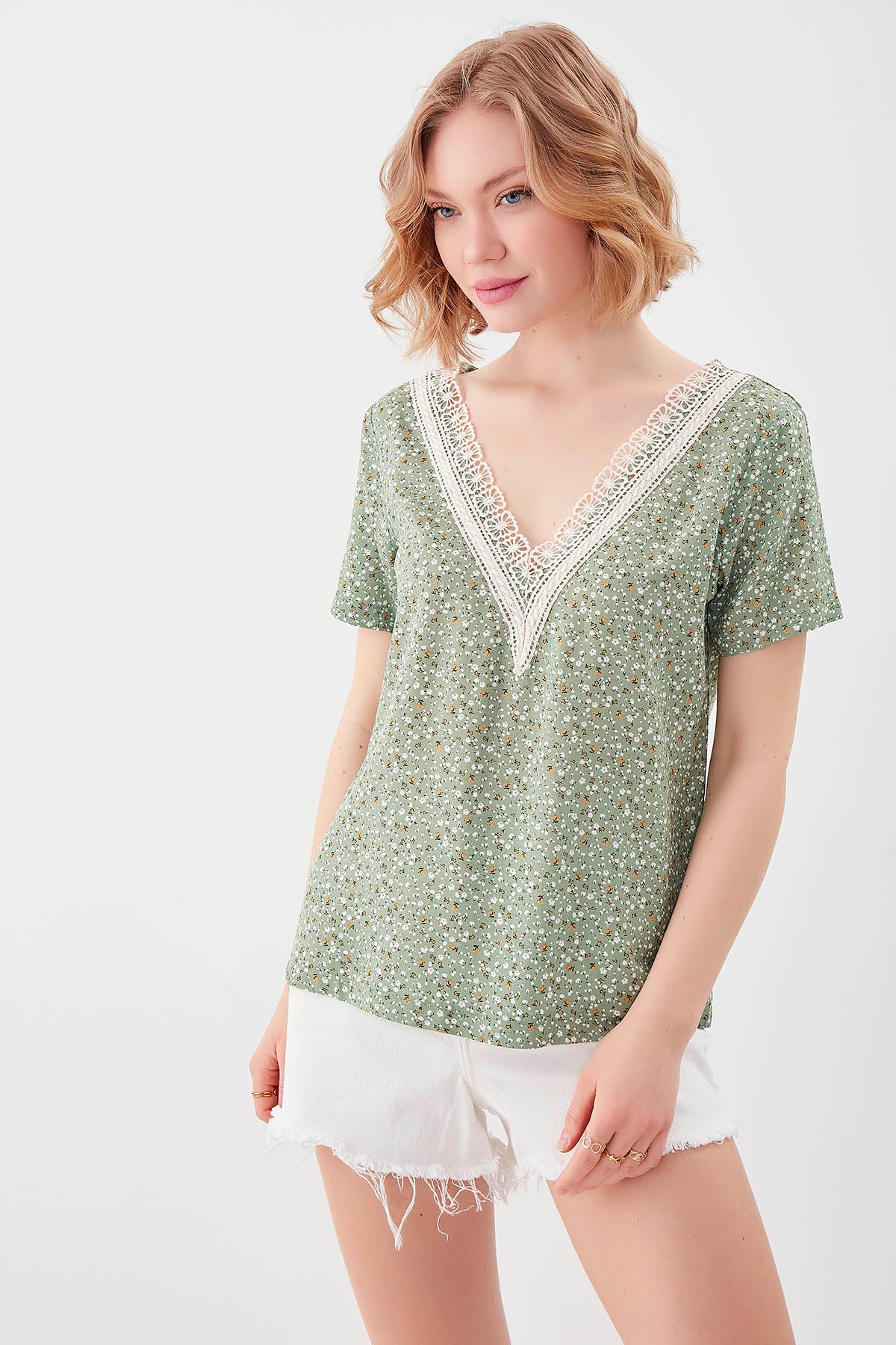 FLORAL V COLLAR BLOUSE