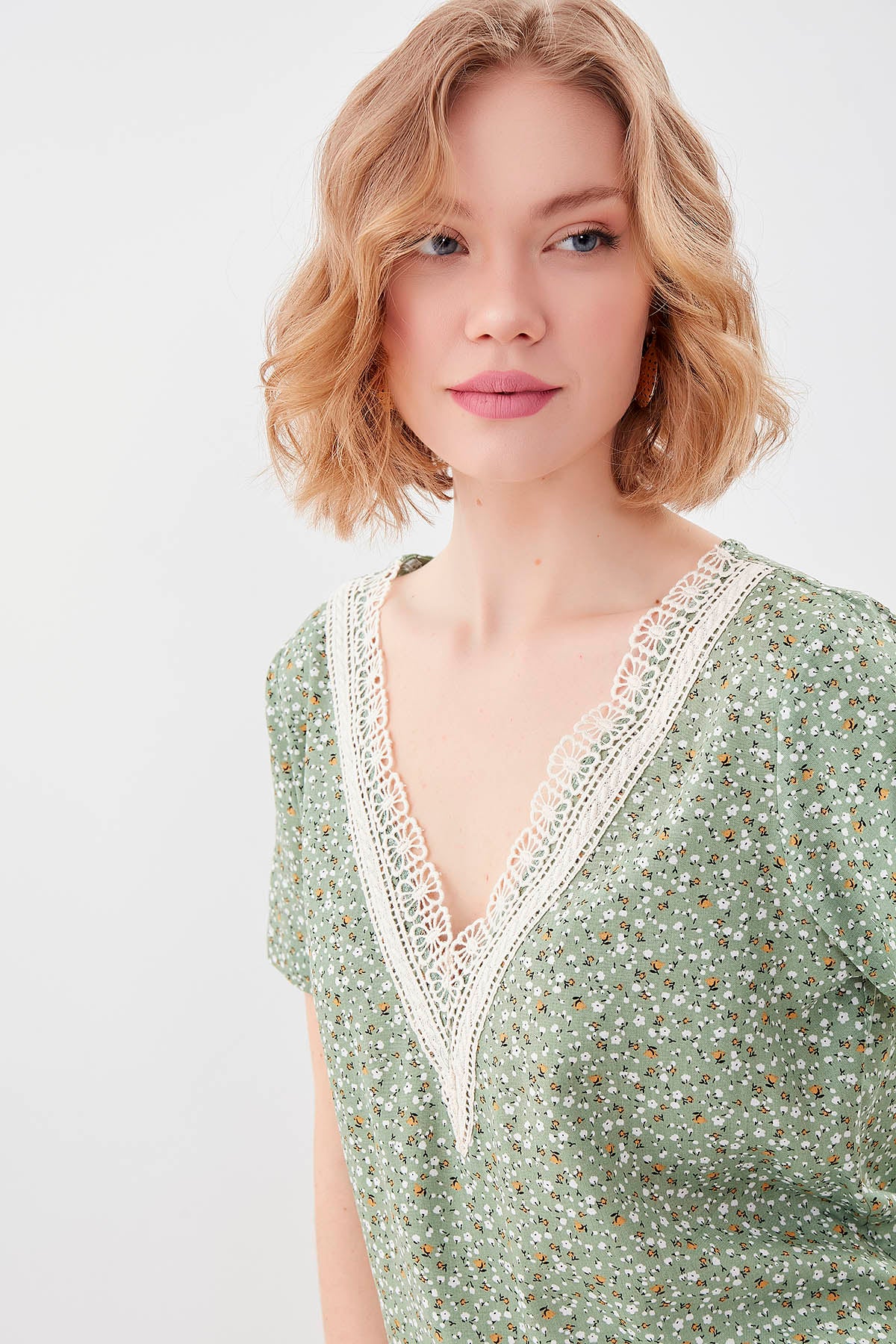 FLORAL V COLLAR BLOUSE