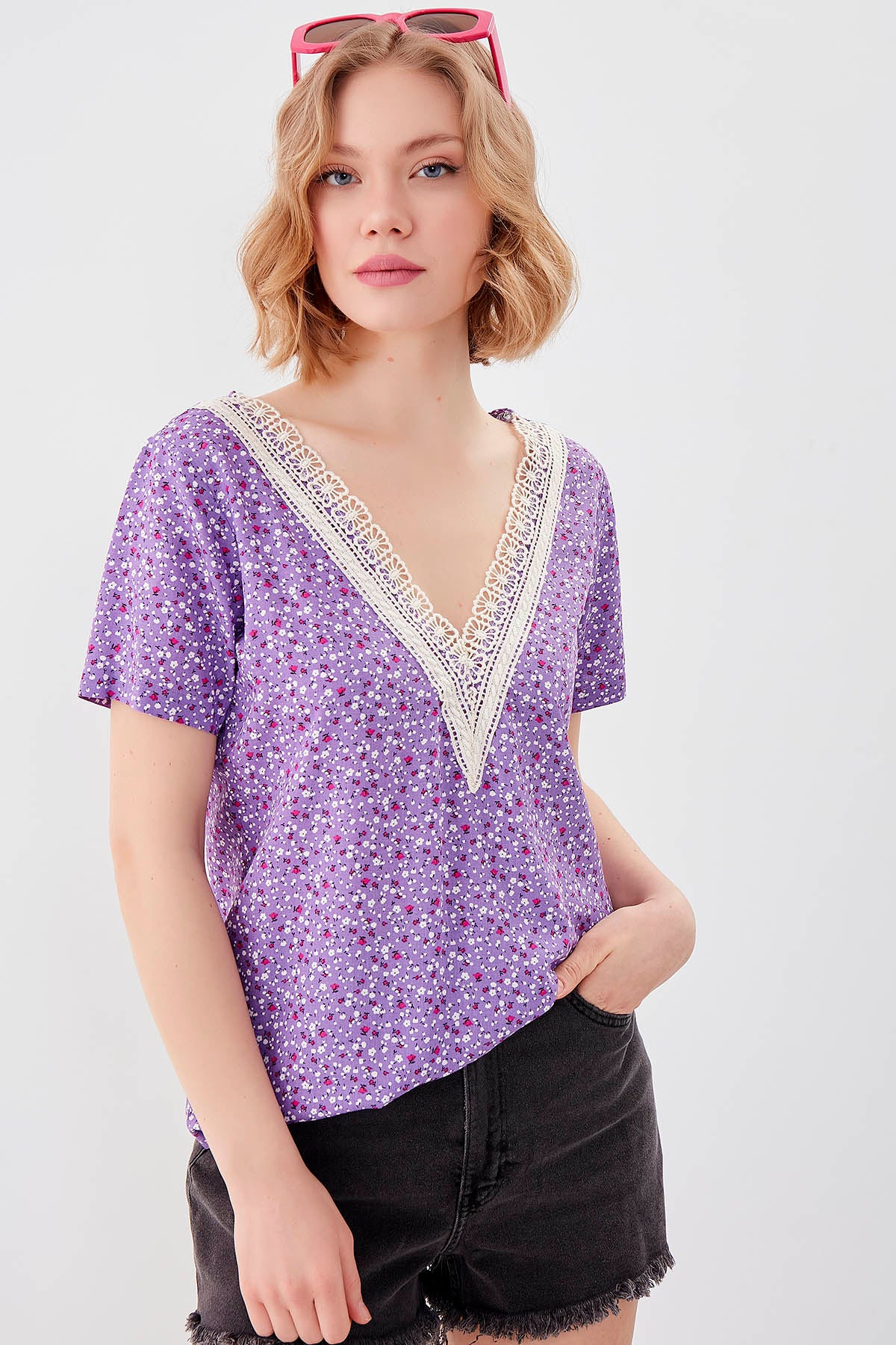 FLORAL V COLLAR BLOUSE