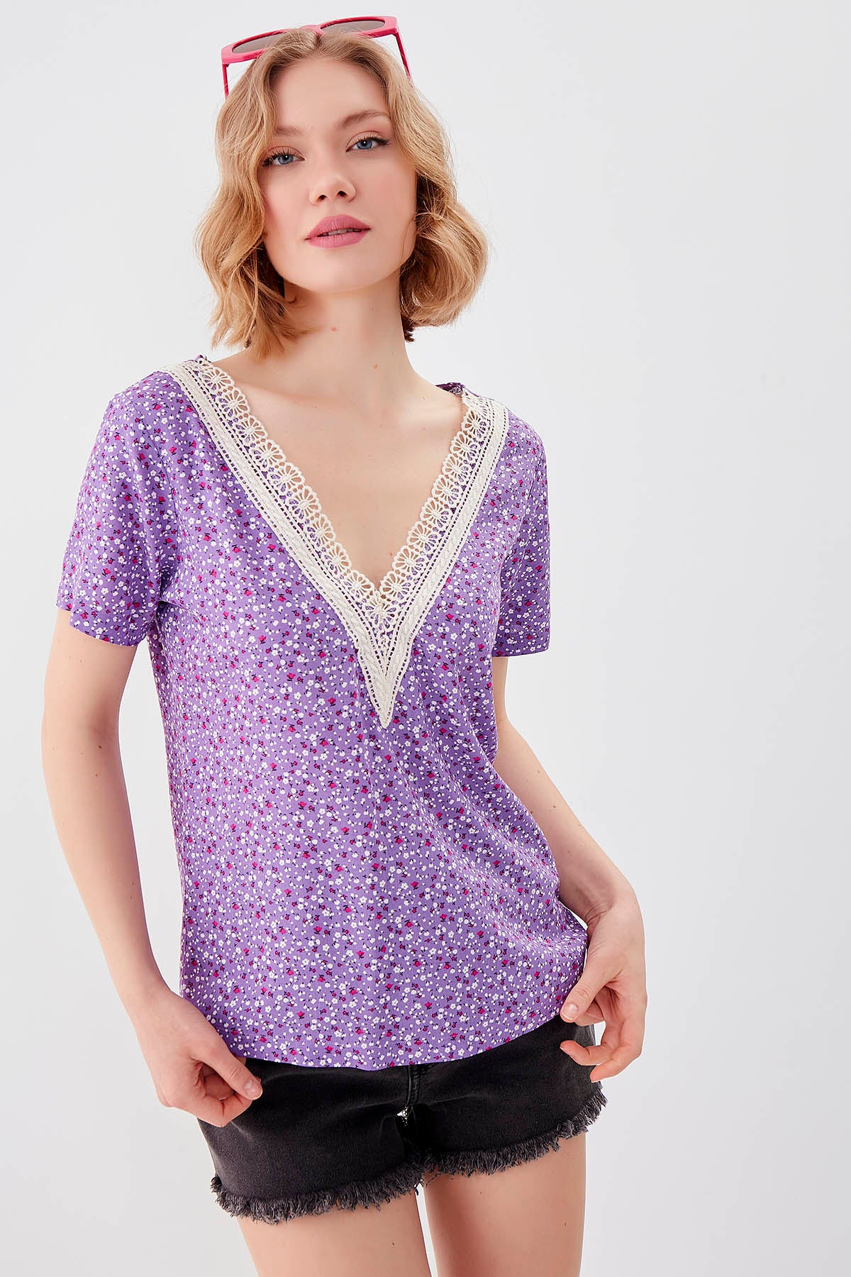 FLORAL V COLLAR BLOUSE