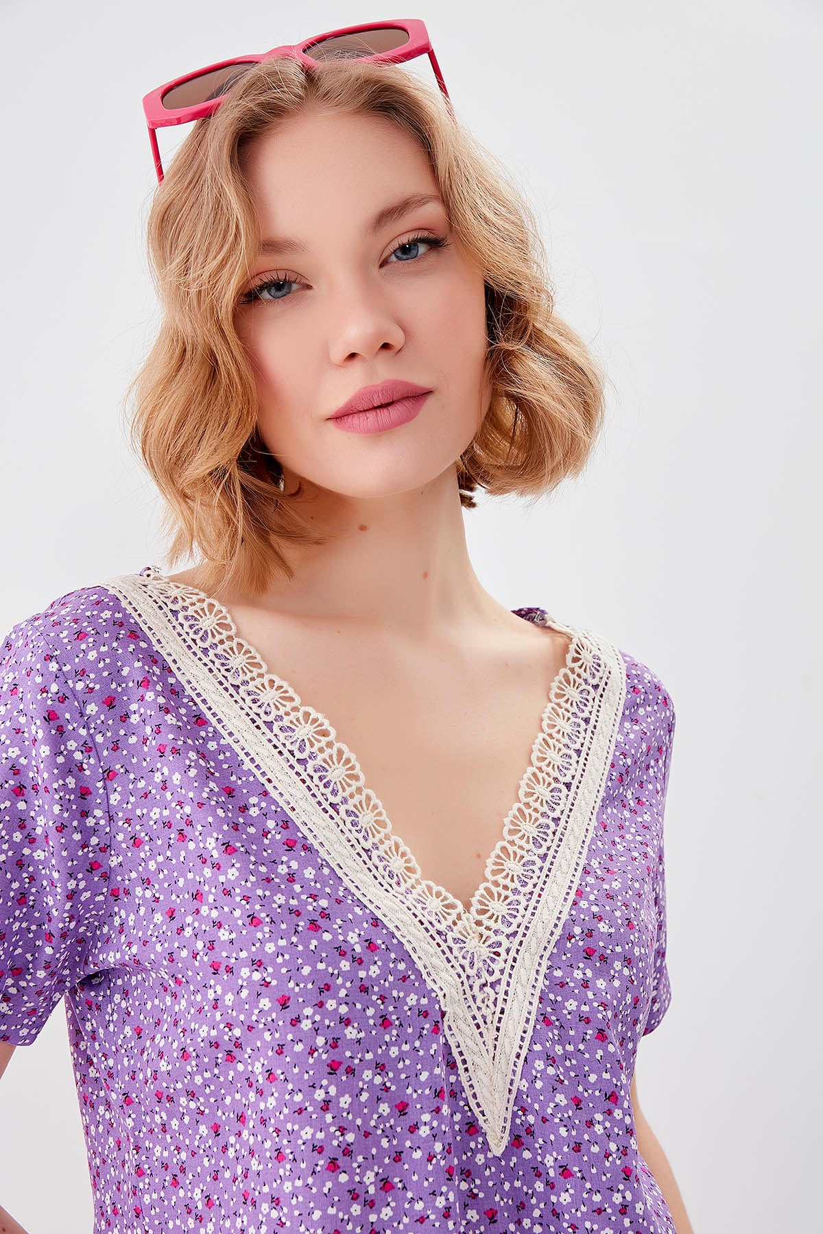 FLORAL V COLLAR BLOUSE