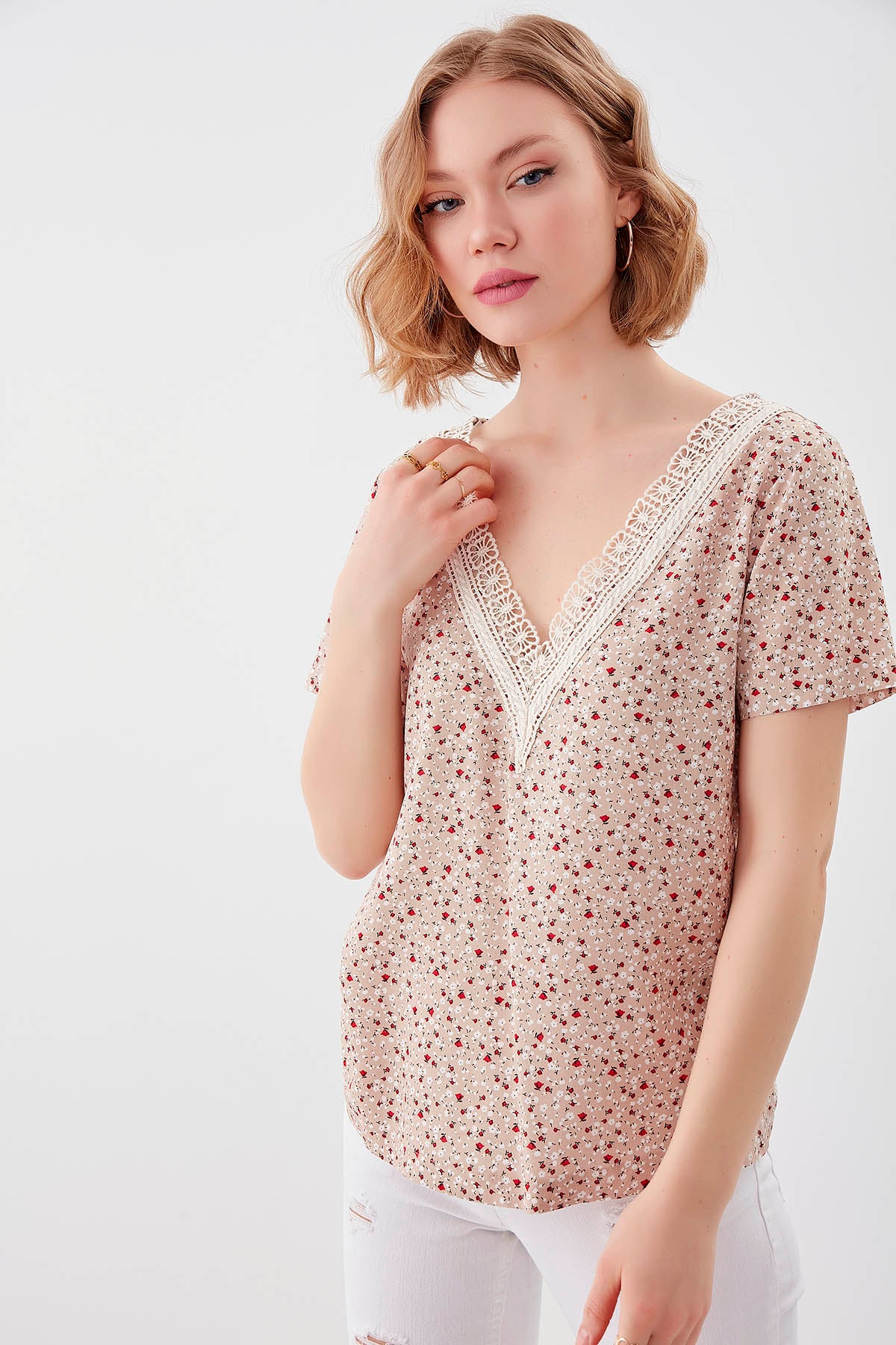 FLORAL V COLLAR BLOUSE