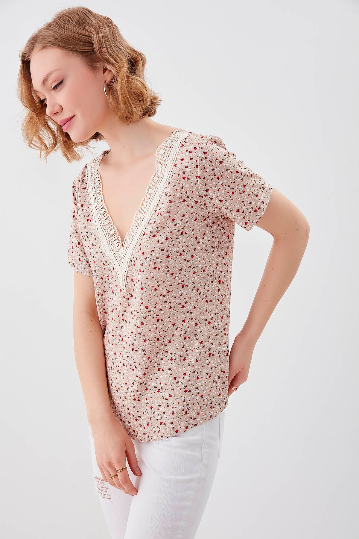 FLORAL V COLLAR BLOUSE