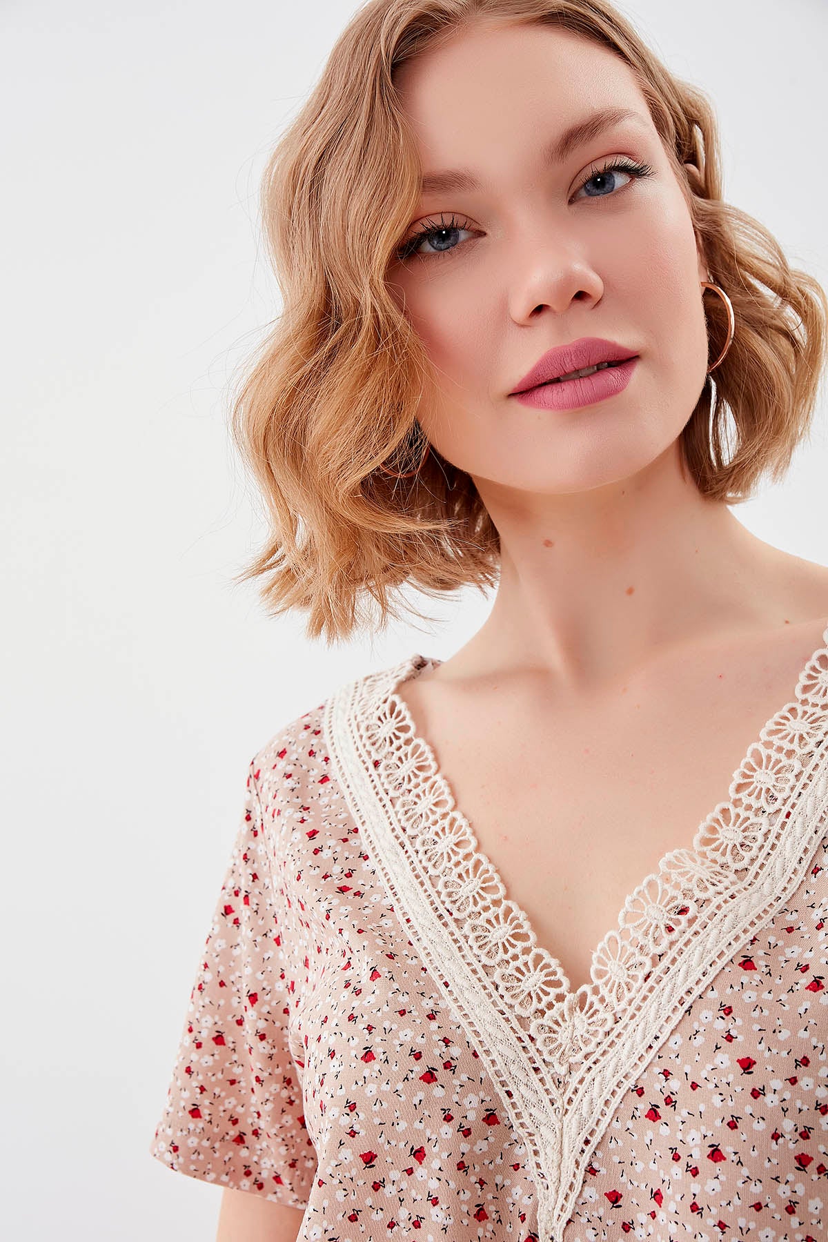 FLORAL V COLLAR BLOUSE