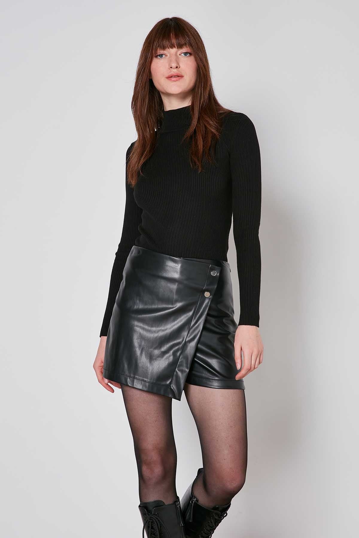 STUDS DETAILED  FAUX LEATHER SHORTS