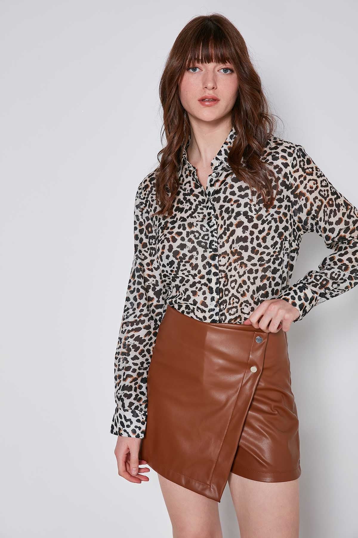 STUDS DETAILED  FAUX LEATHER SHORTS