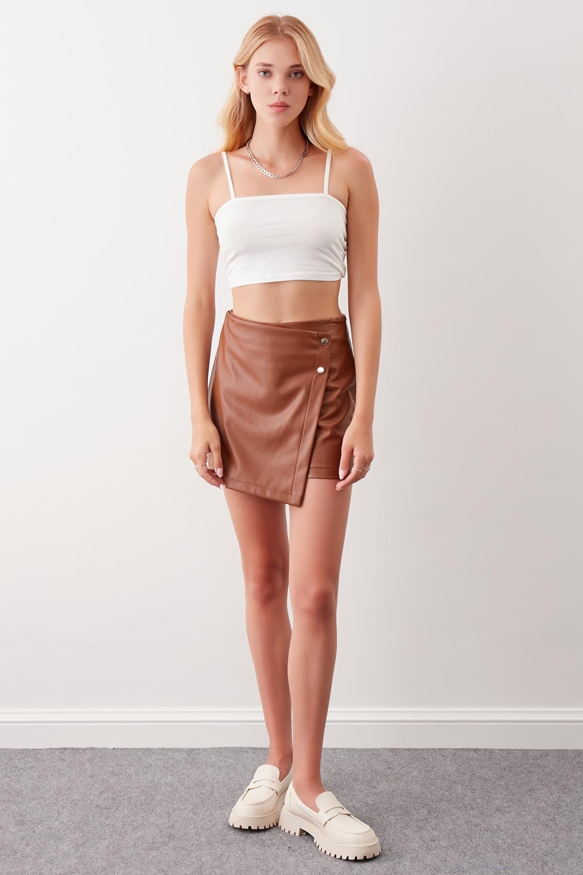 STUDS DETAILED  FAUX LEATHER SHORTS