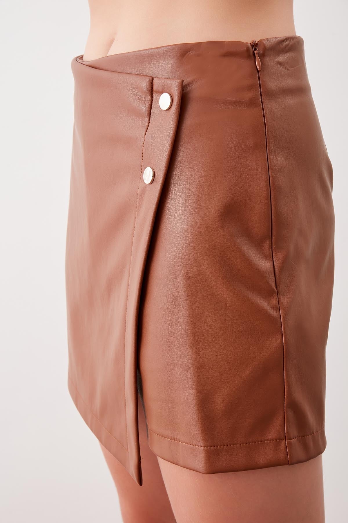 STUDS DETAILED  FAUX LEATHER SHORTS