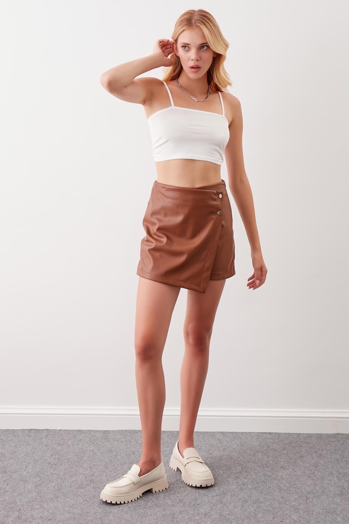 STUDS DETAILED  FAUX LEATHER SHORTS