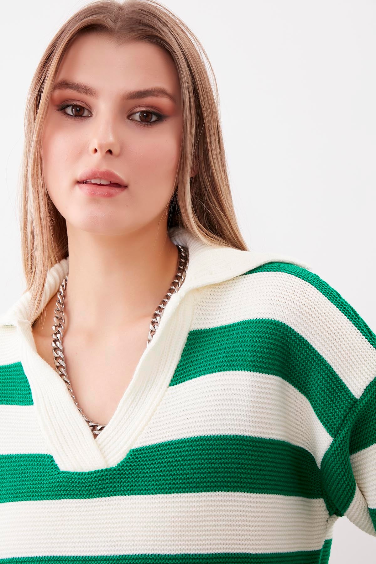V COLLAR SWEATER WITH LINES