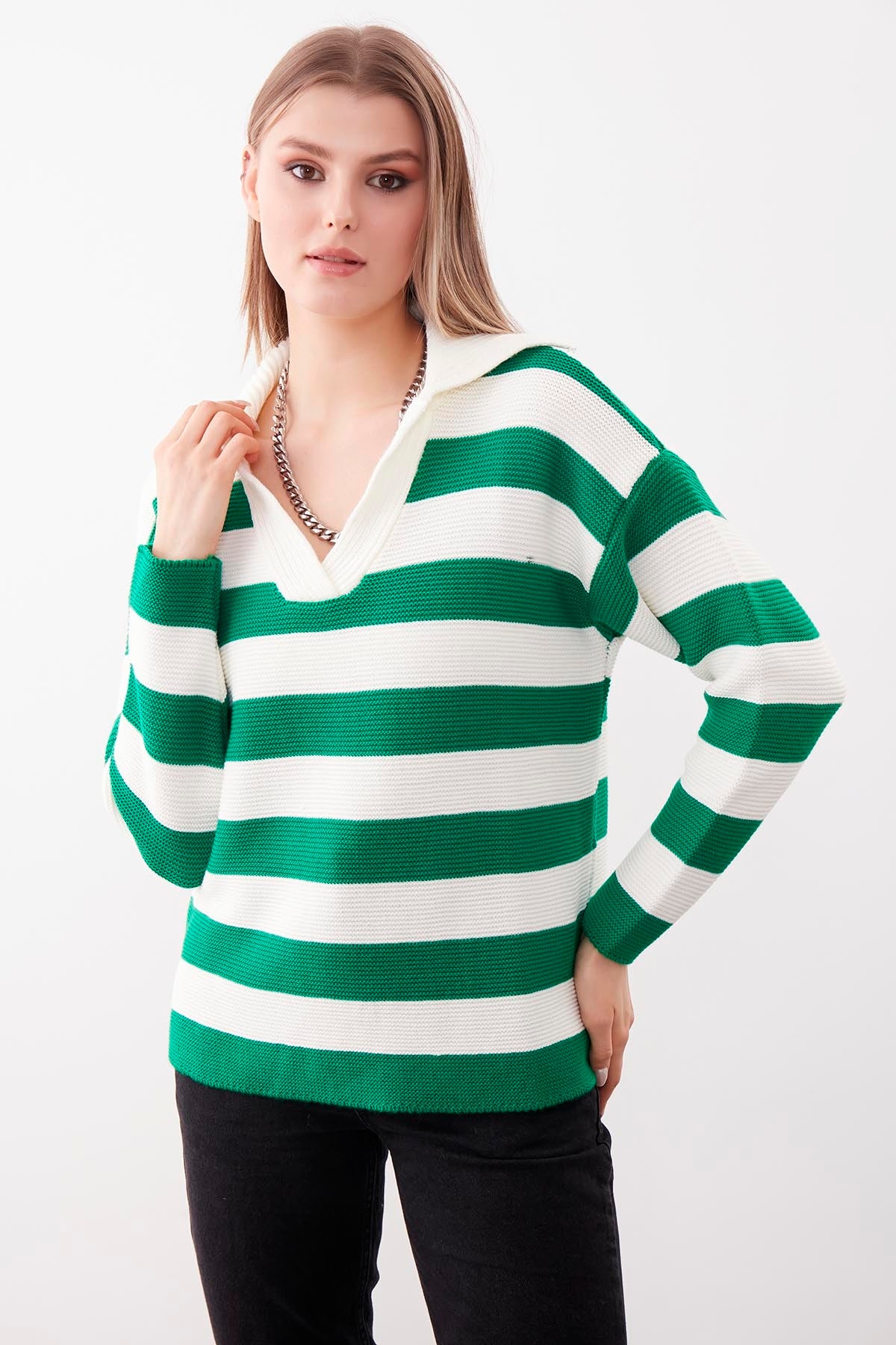 V COLLAR SWEATER WITH LINES