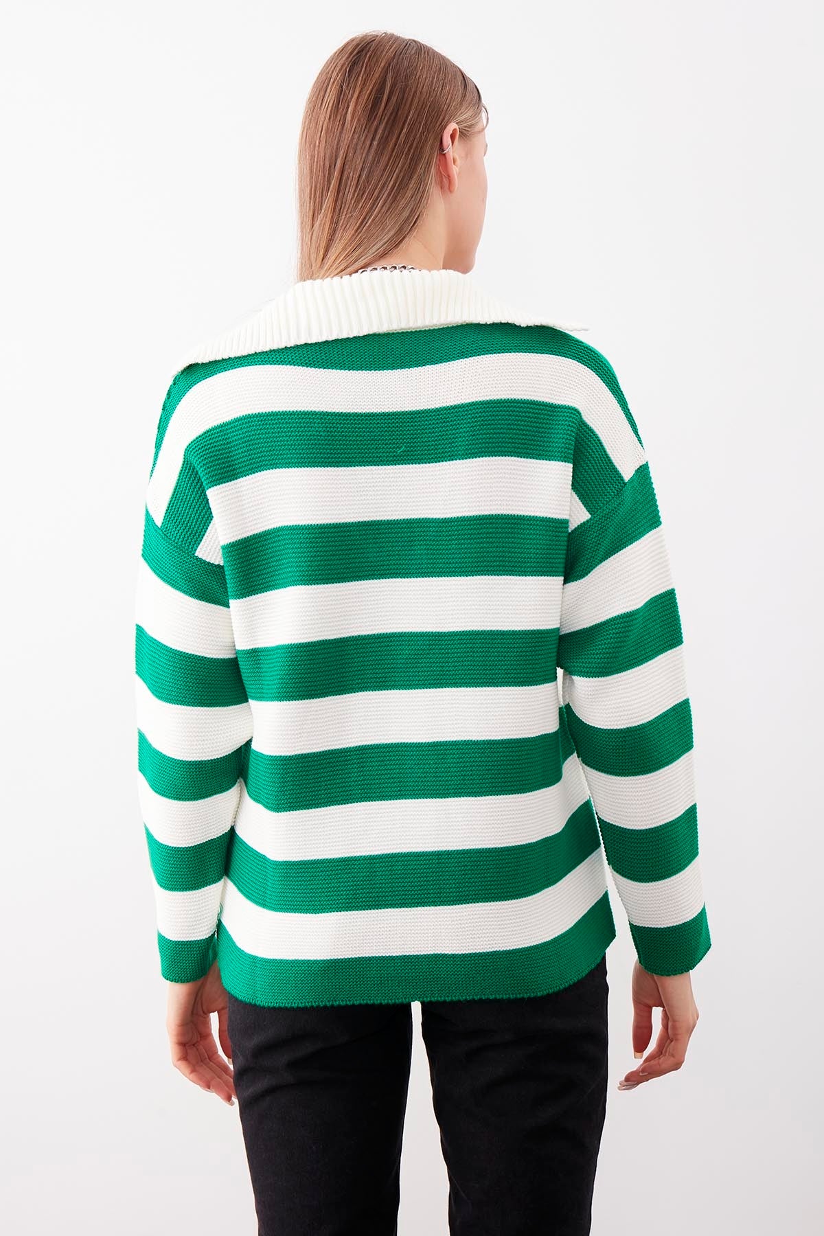 V COLLAR SWEATER WITH LINES