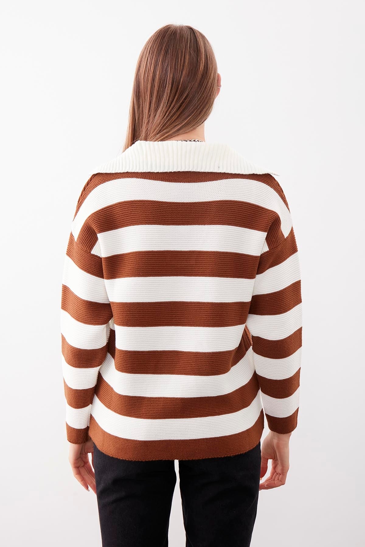 V COLLAR SWEATER WITH LINES