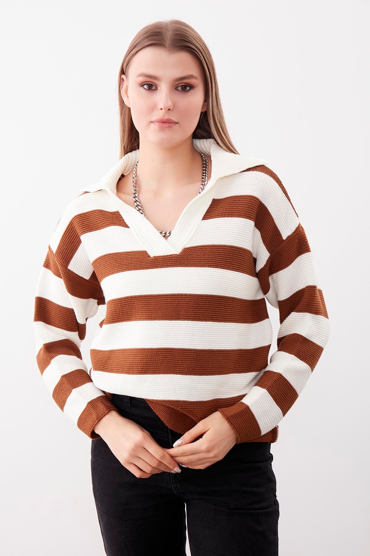 V COLLAR SWEATER WITH LINES