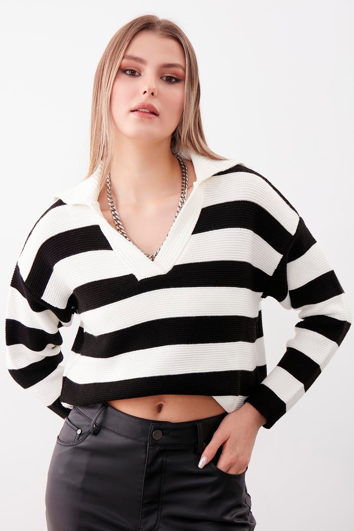 V COLLAR SWEATER WITH LINES