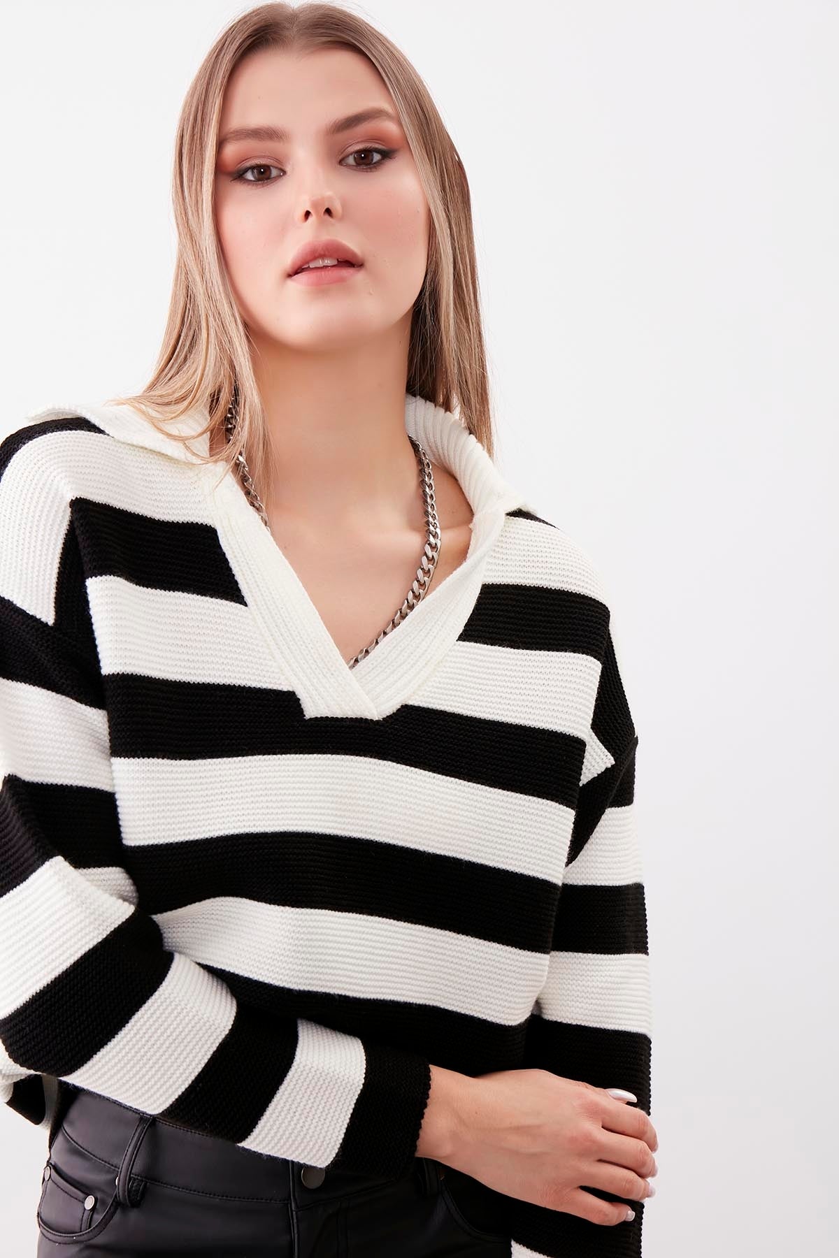 V COLLAR SWEATER WITH LINES