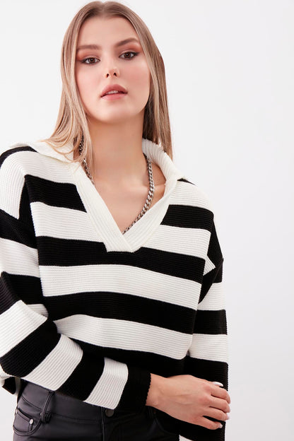 V COLLAR SWEATER WITH LINES