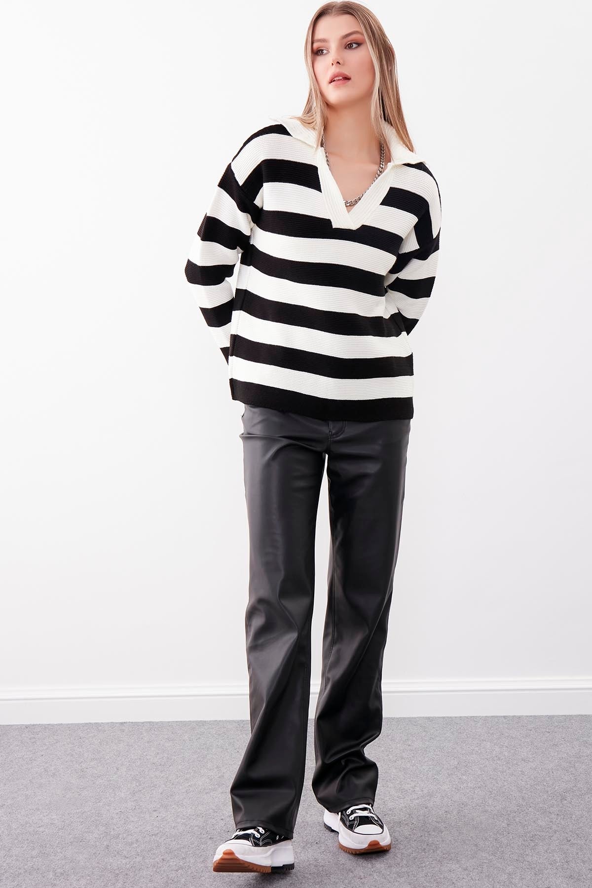 V COLLAR SWEATER WITH LINES