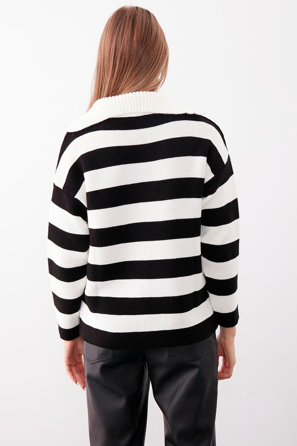 V COLLAR SWEATER WITH LINES