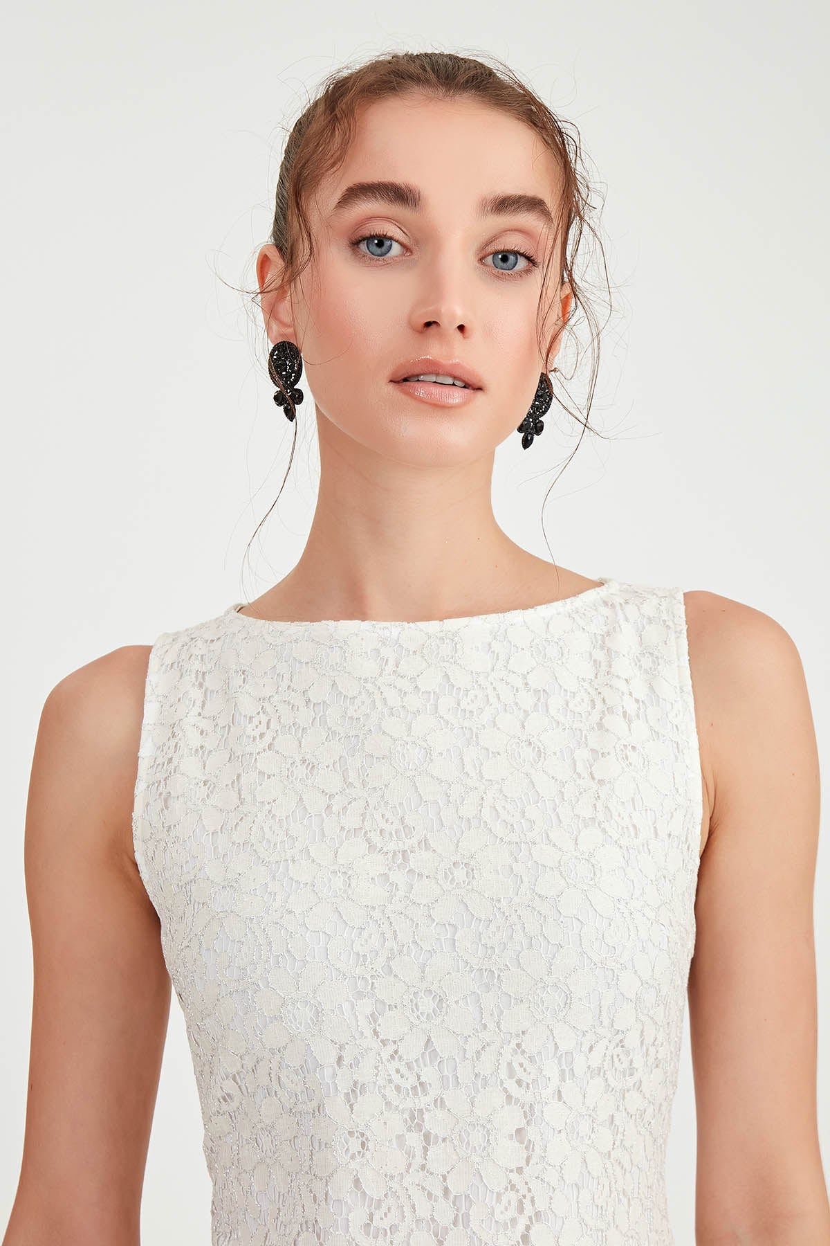 LACE SLEEVELESS LINED DRESS