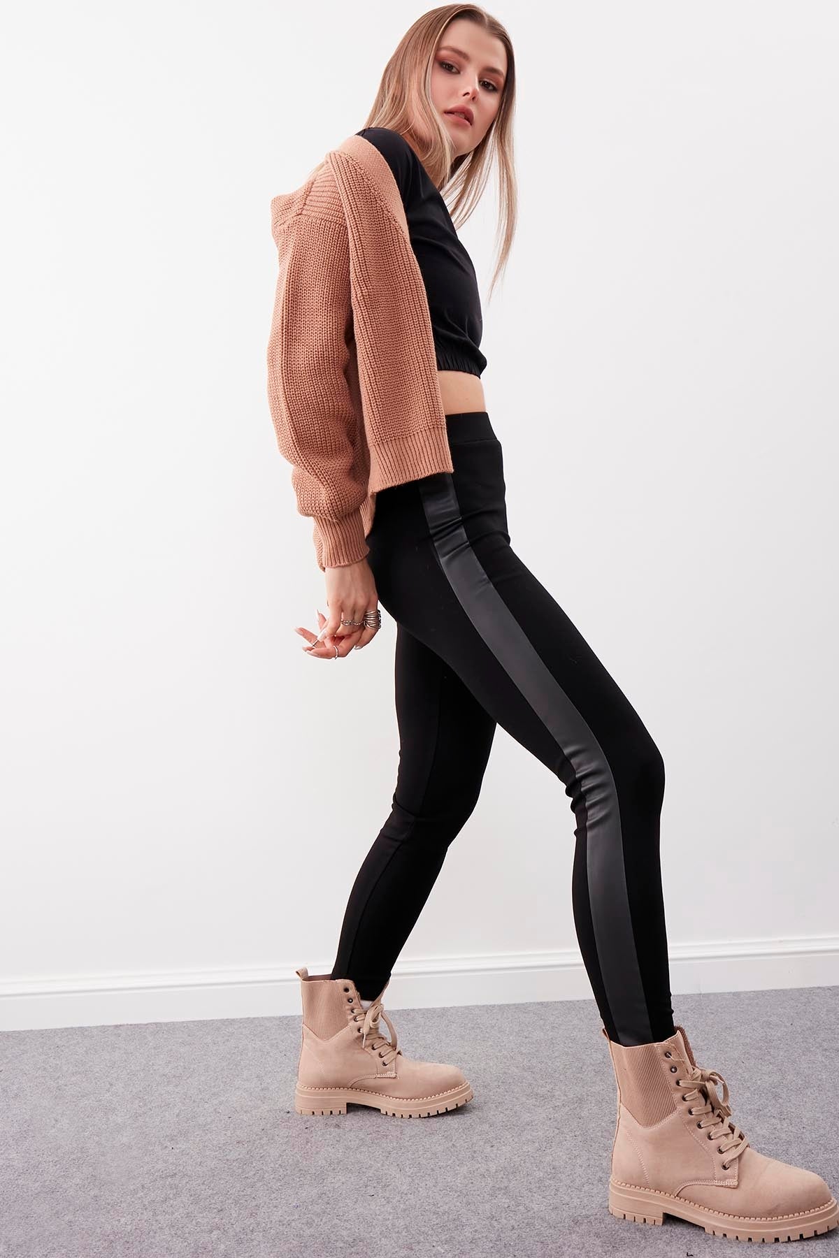 HIGH-WAIST TIGHTS WITH LEATHER STRIPES