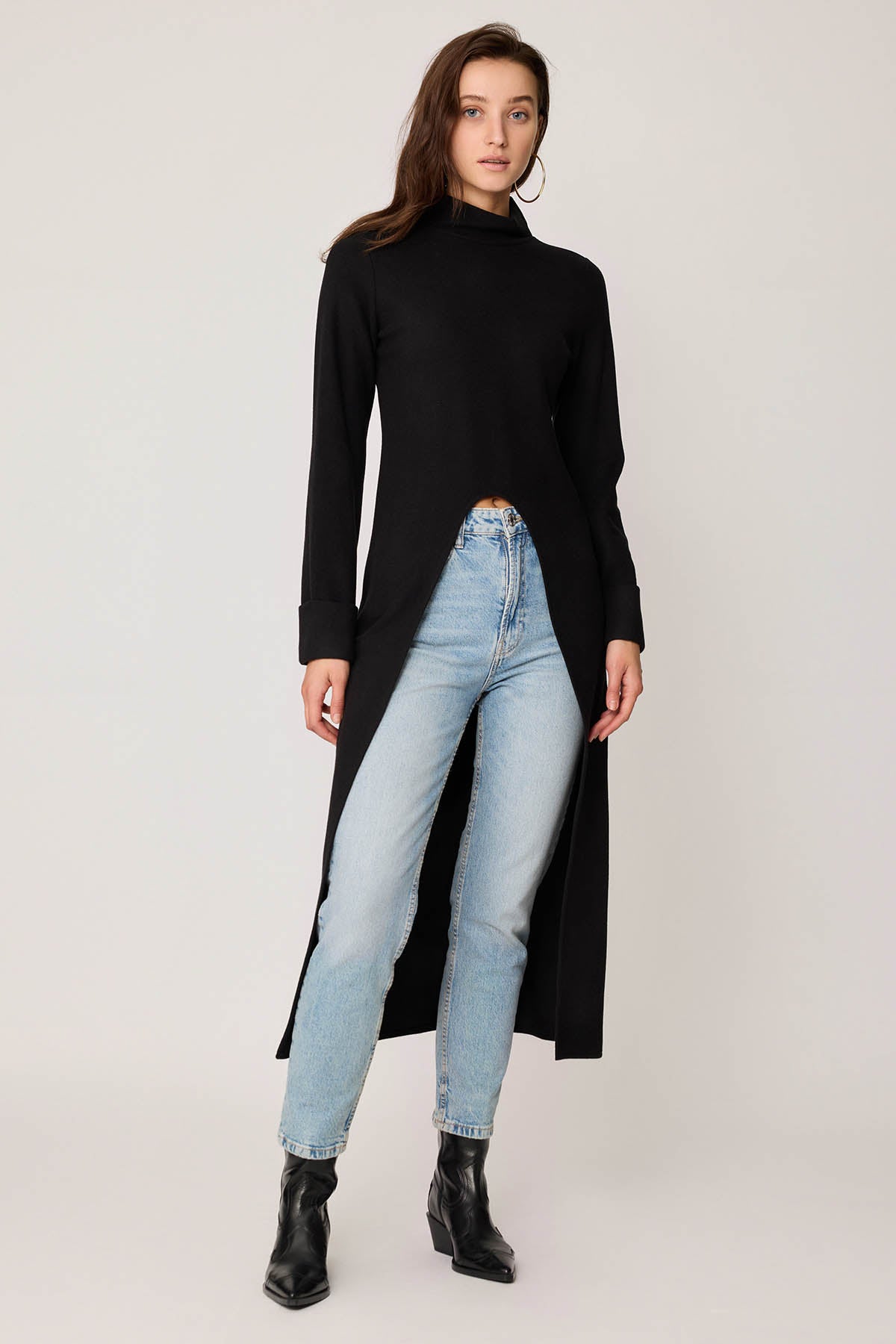 DEEP-SPLIT KNITTED BLOUSE