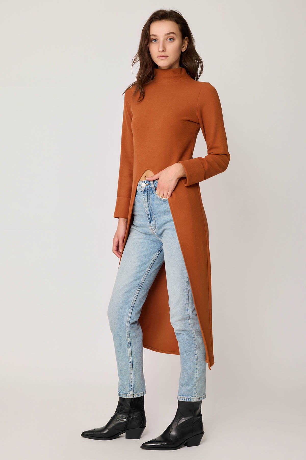 DEEP-SPLIT KNITTED BLOUSE