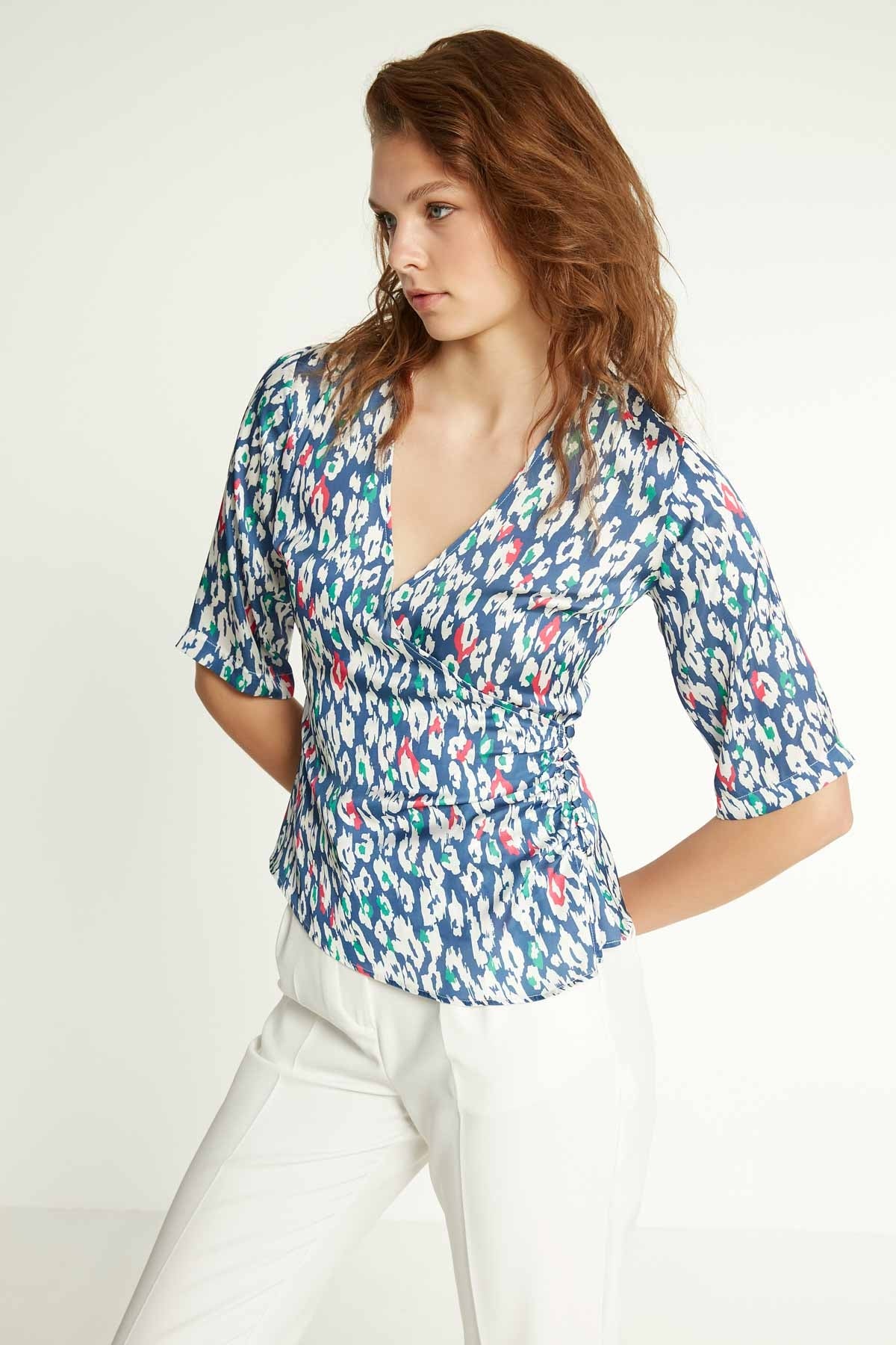 ASTRACT PATTERNED ENVELOPE SHORT SLEEVE BLOUSE